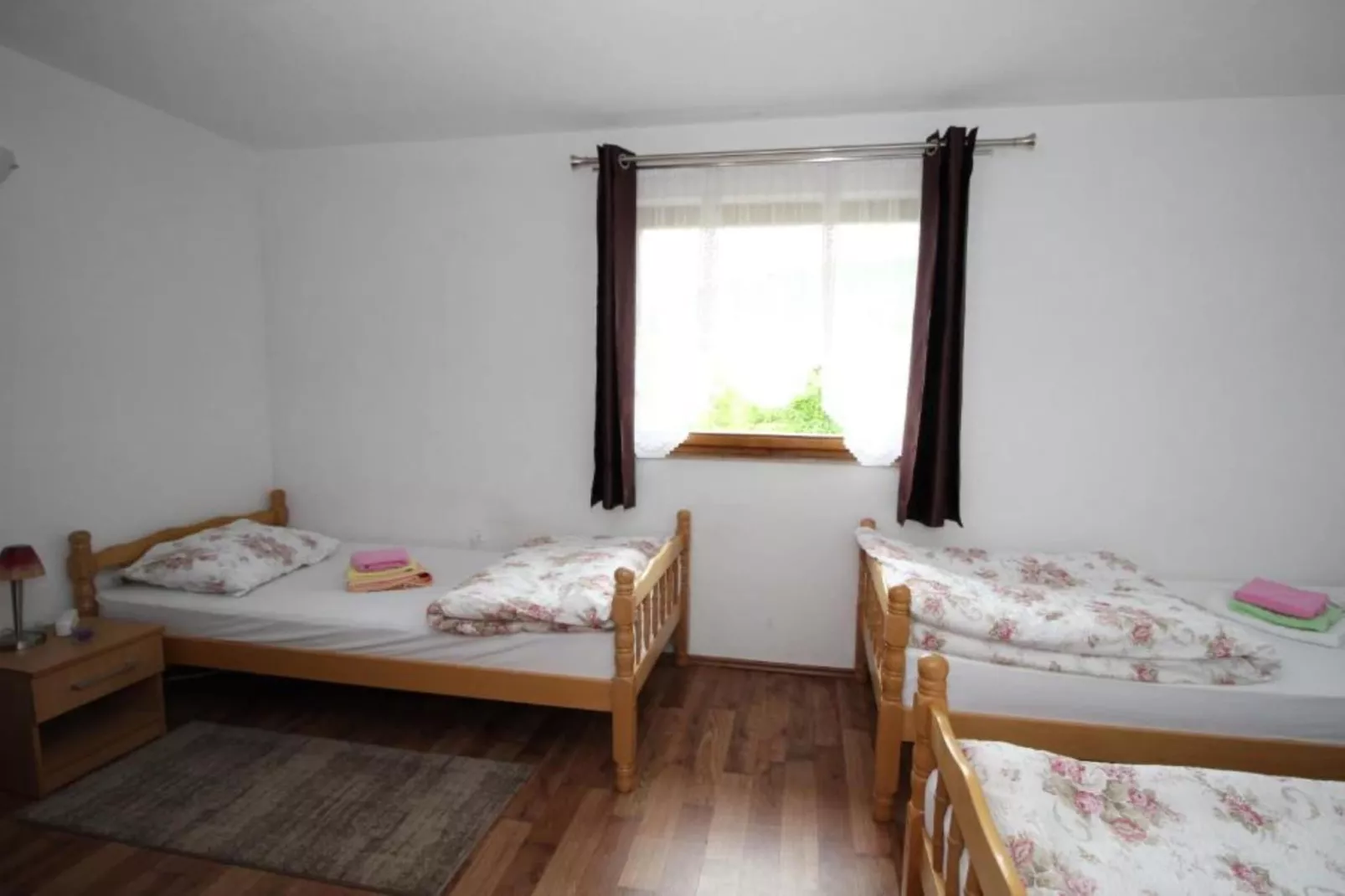 Four bedroom home with river view-Slaapkamer