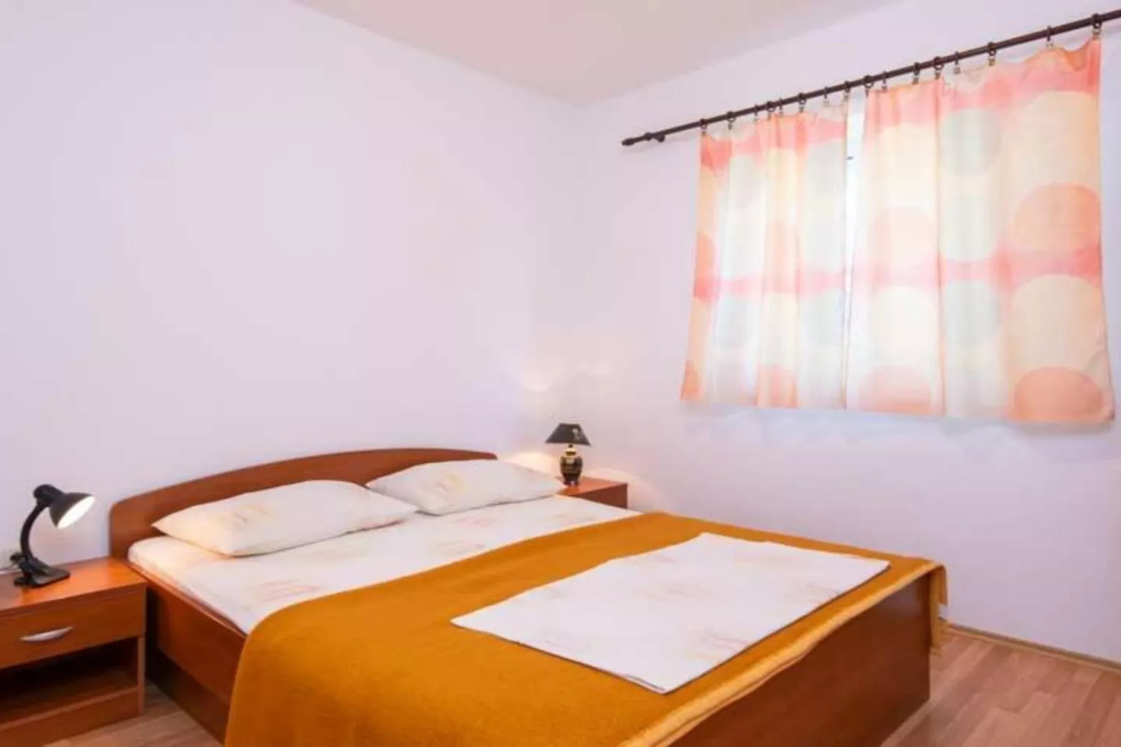 Spacious and Cozy Seafront Apartments - Two Bedroom Apartment  with Terrace and Sea View-Slaapkamer