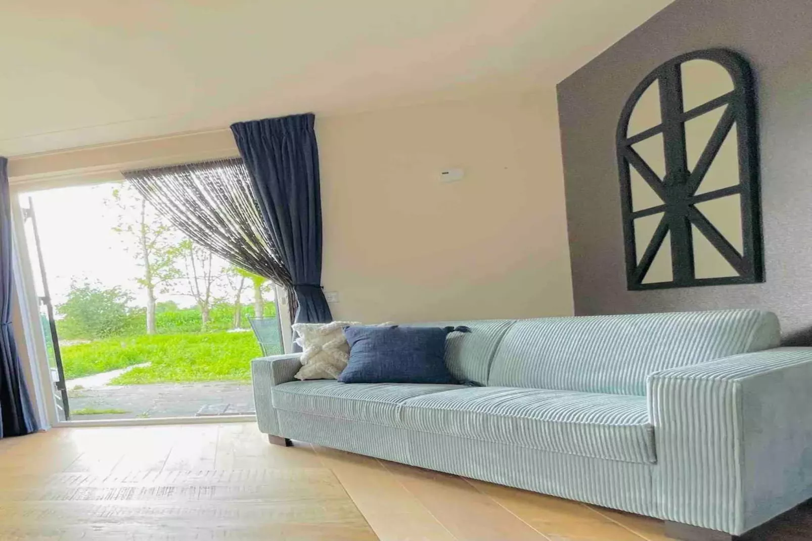 6 - Person Forest Pet & Family Bungalow-Woonkamer