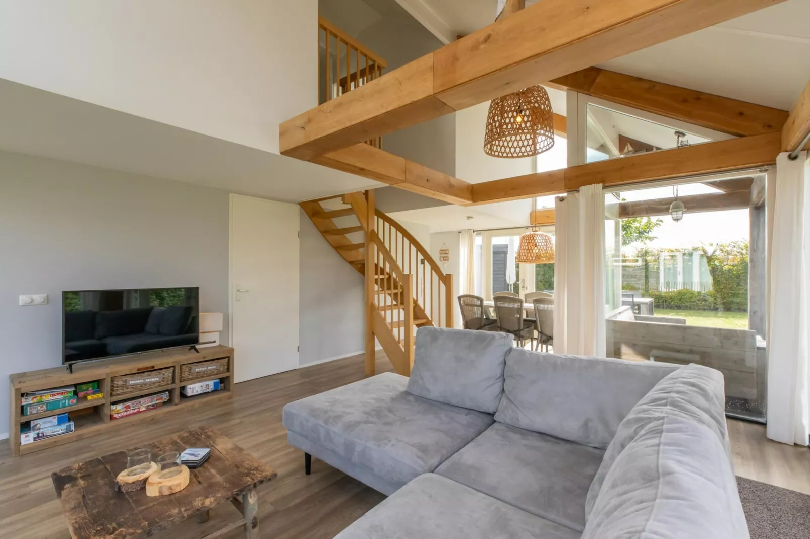 Zonnedorp Kavel 10 Renesse | Villa near the Beach & with Spacious Garden-Woonkamer