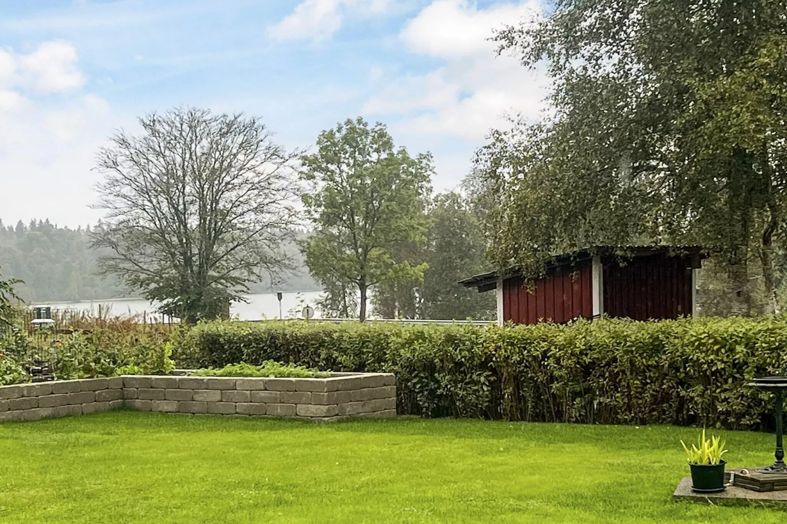 Charmant huisje aan het Sjunnaryd-meer-Waterzicht