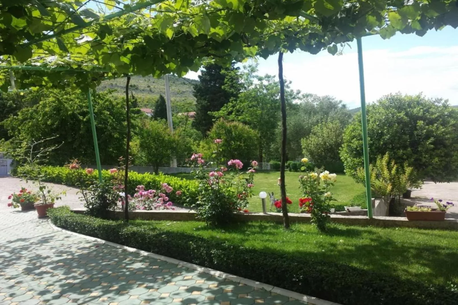 Elez Serenity Guesthouse - Quadruple room with Balcony-Buitenlucht