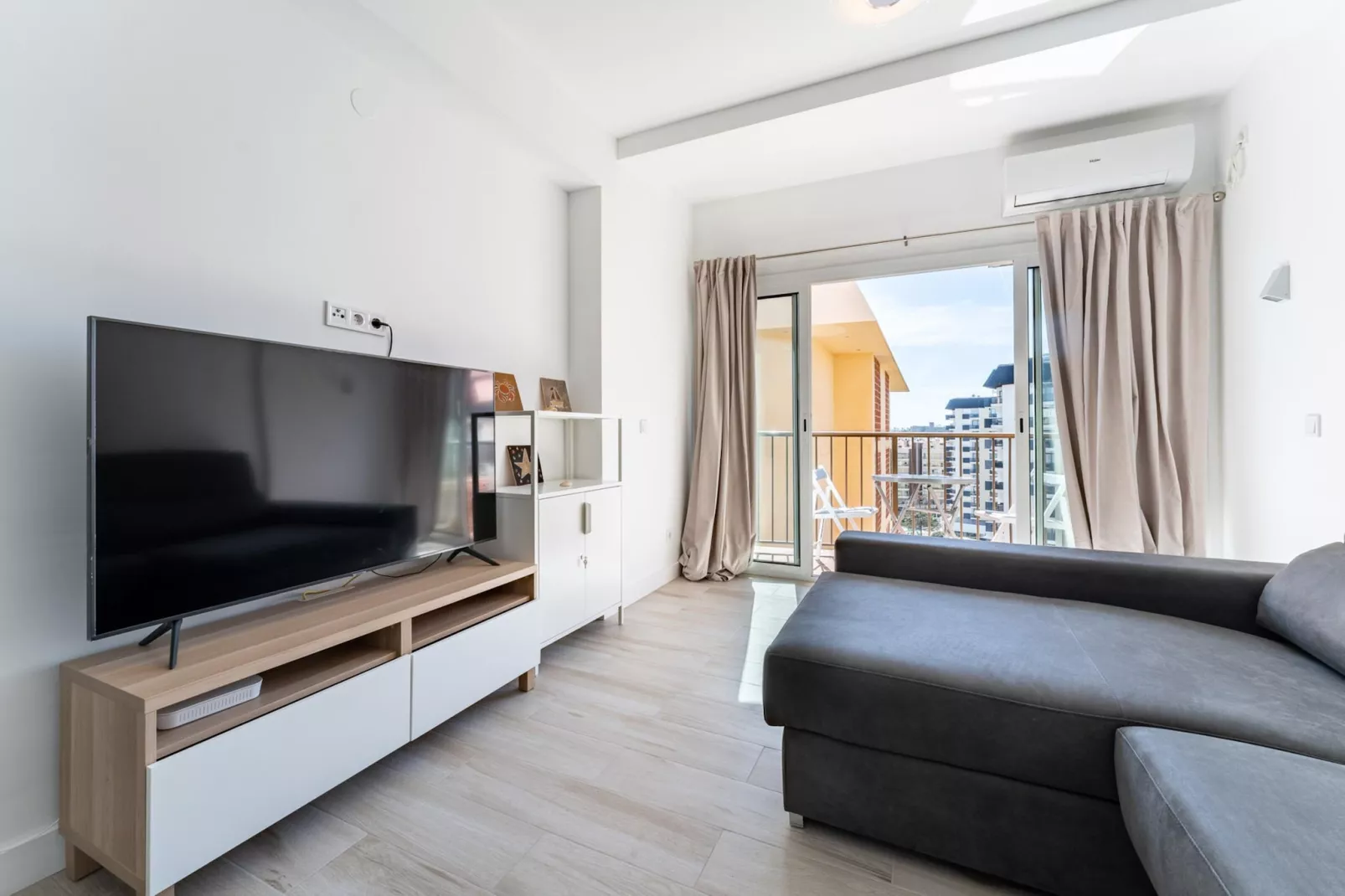 CT 402 - Faro's Perla Beachapartment Fuengirola-Woonkamer