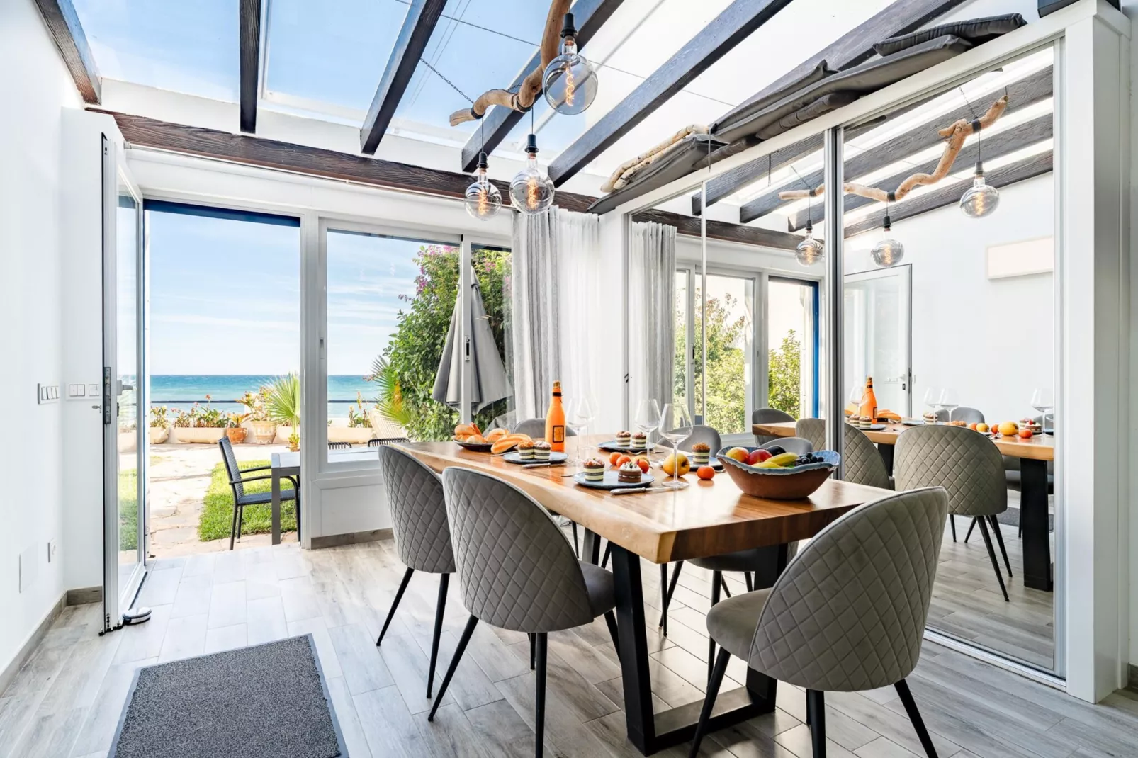 CT 400 - Faro's Beachfront House in Calahonda-Eetkamer