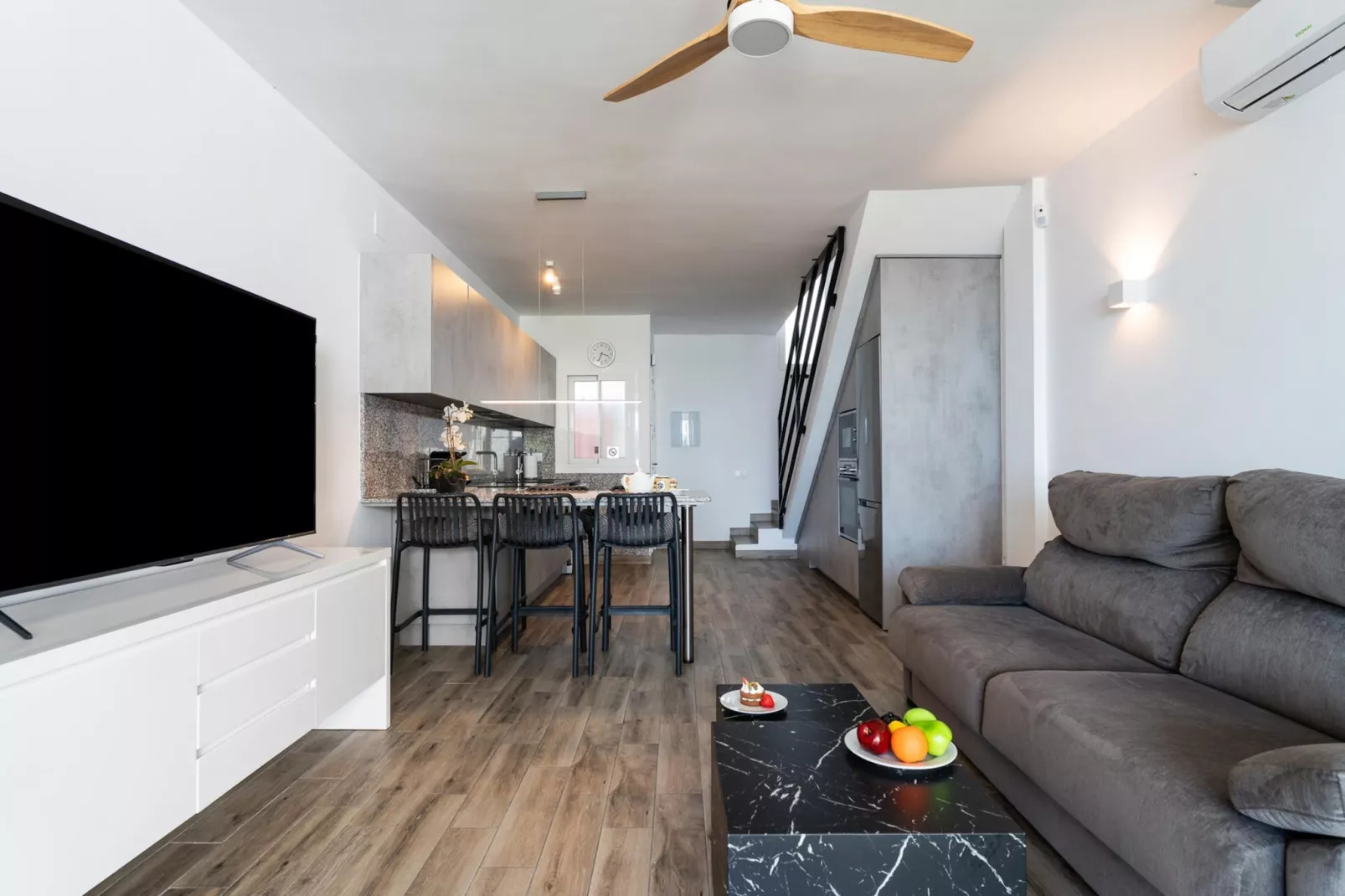 CT 398 - Faro's Beachfront House in Calahonda-Woonkamer