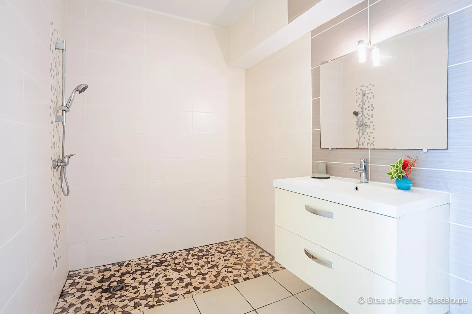 Paradise Bay Cozy studio by the sea-Badkamer