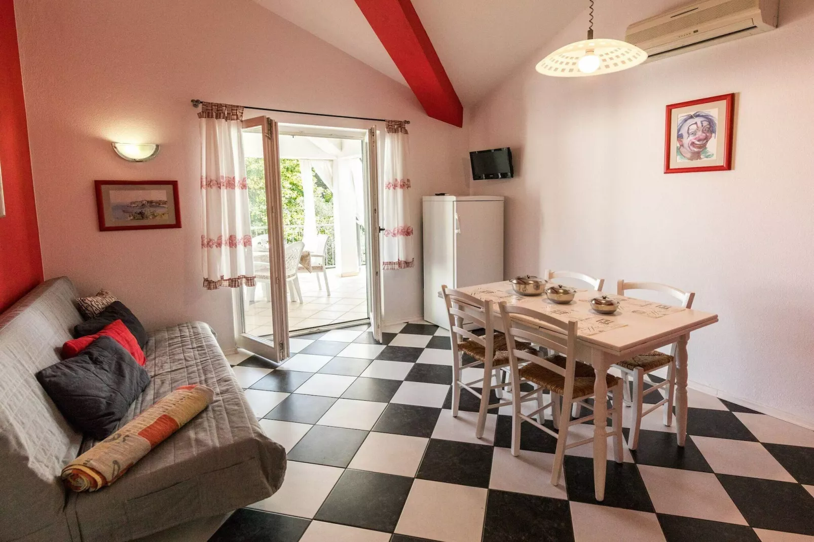 Beach apartment Jadrija-Woonkamer