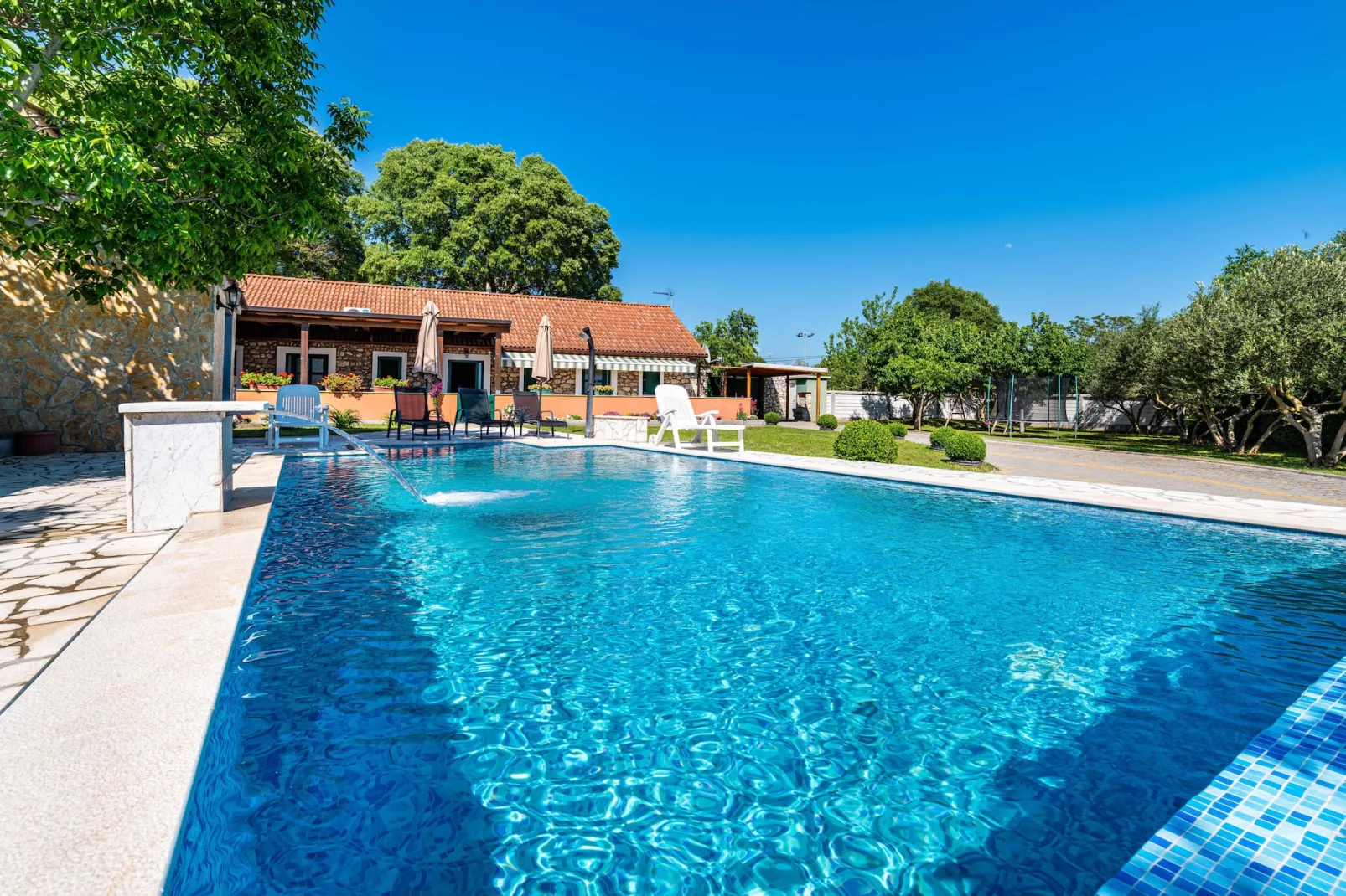 Authentic stone house Momo-Zwembad