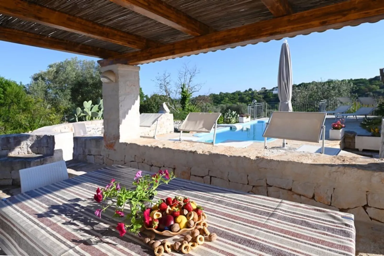 Holiday home Cisternino-Trullo Ulivo Antico-Buitenkant zomer