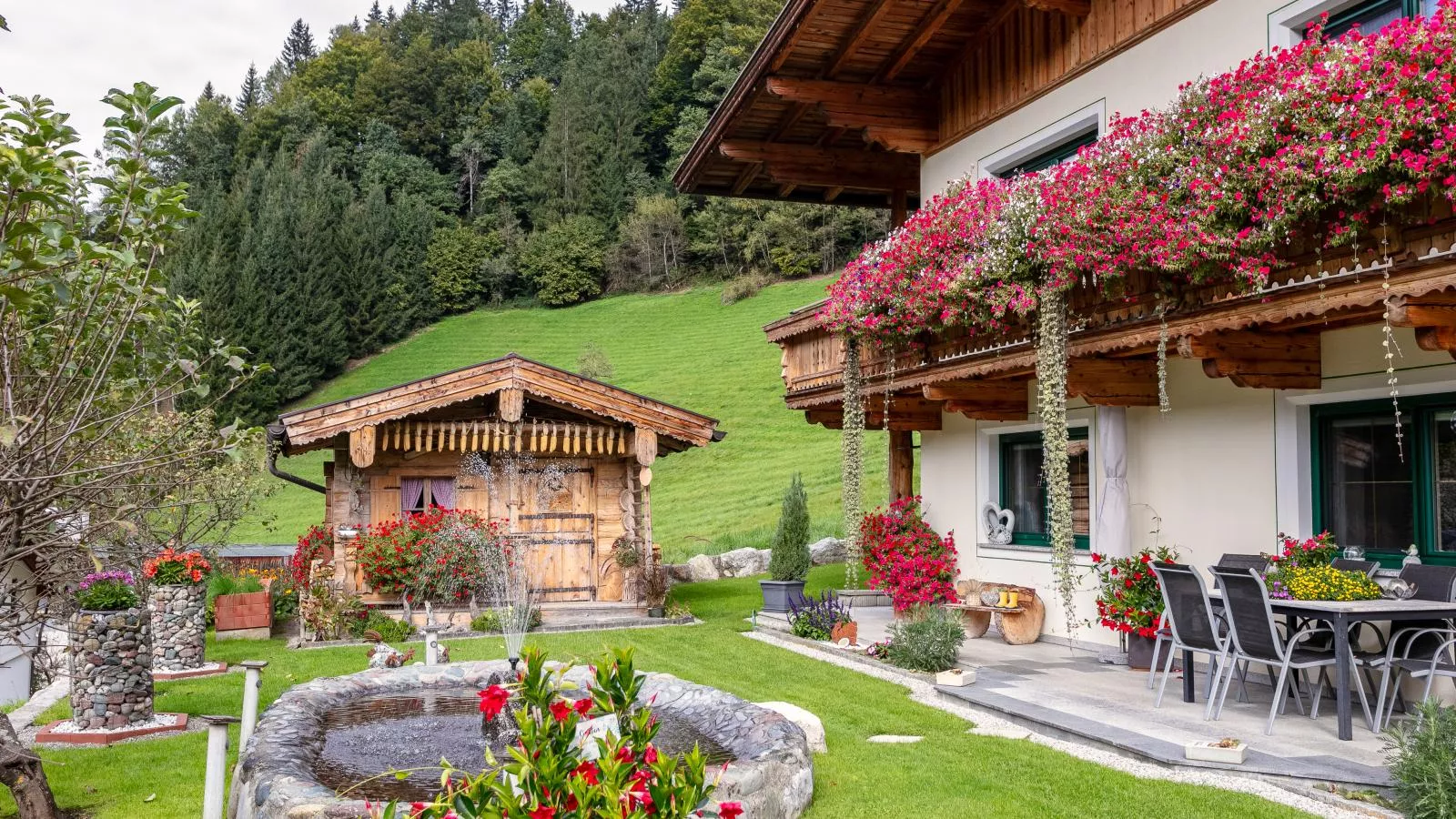 Haus am Waldrand-Tuinen zomer
