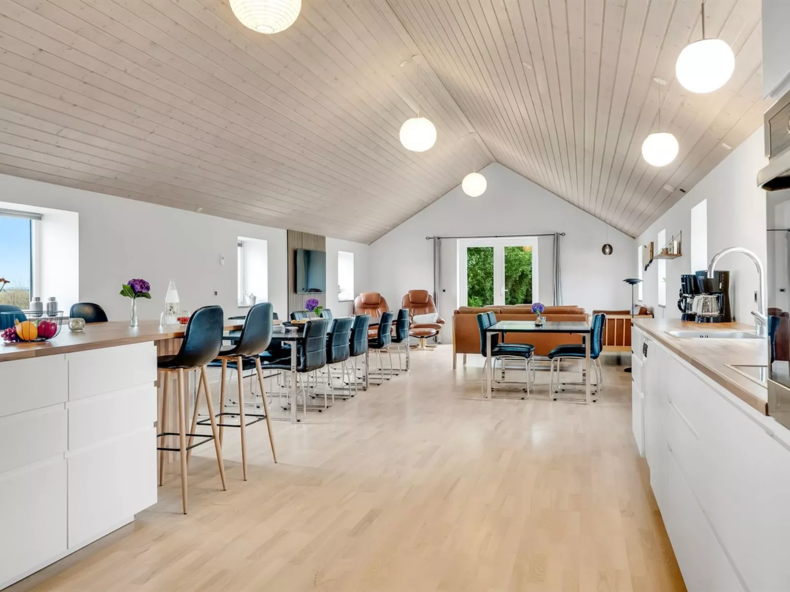 "Folkar" - 3km to the fjord-Binnen