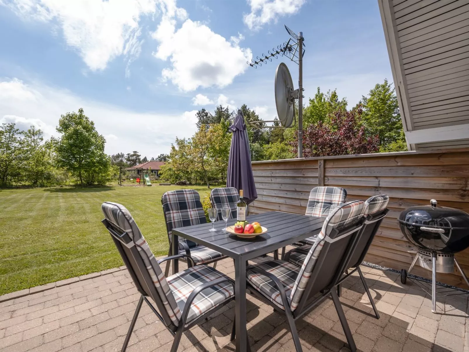 "Femija" - 500m to the fjord-Buiten