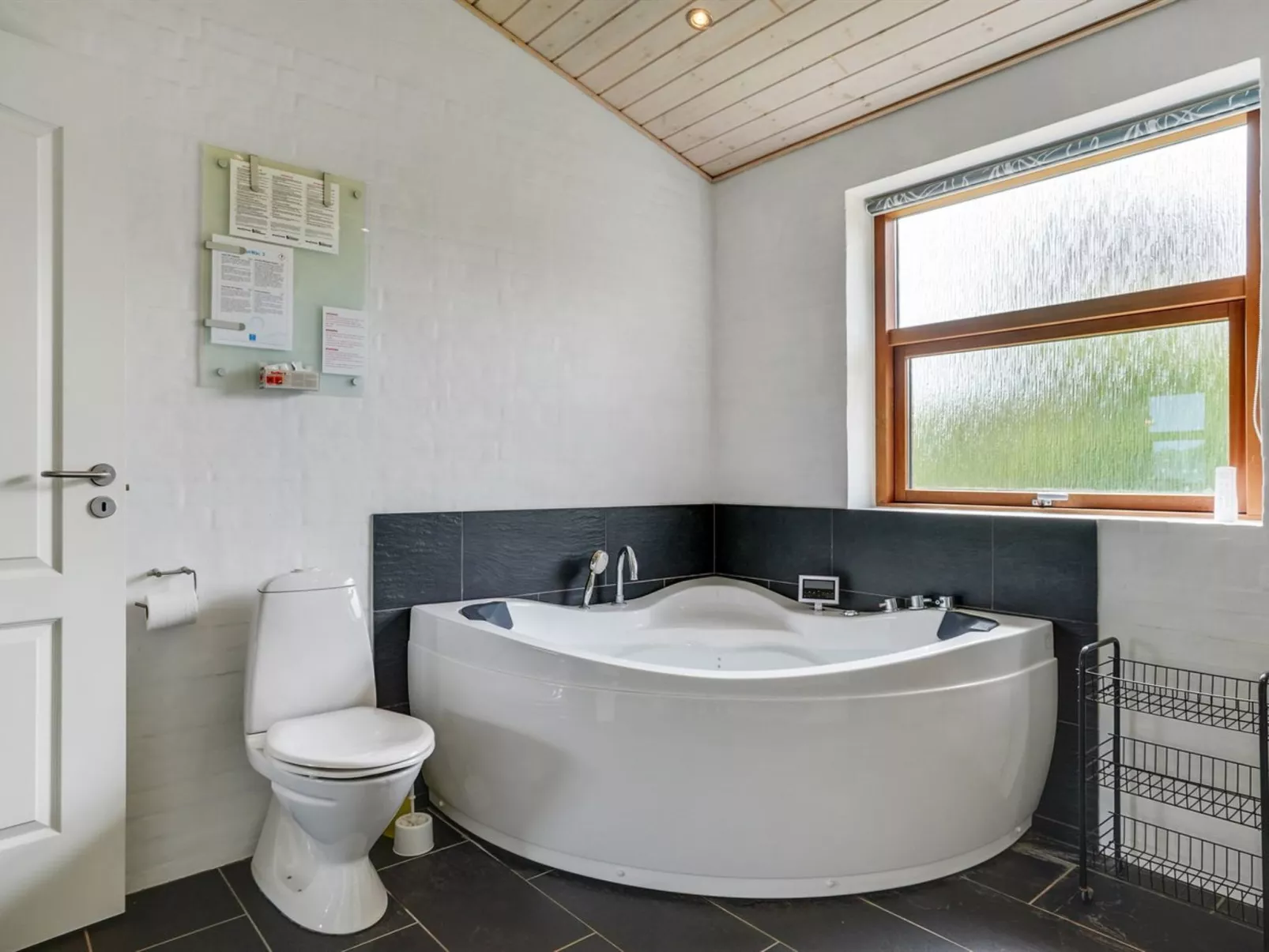 "Roope" - 50m from the sea-Binnen