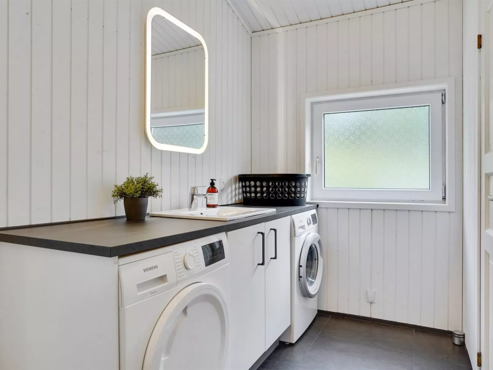 "Bjarki" - 800m from the sea-Binnen