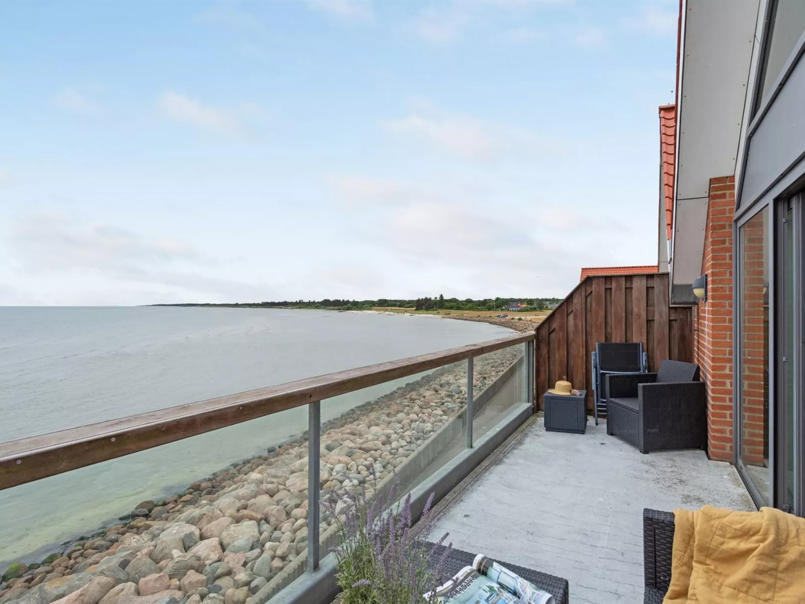 "Femme" - 15m from the sea-Buiten