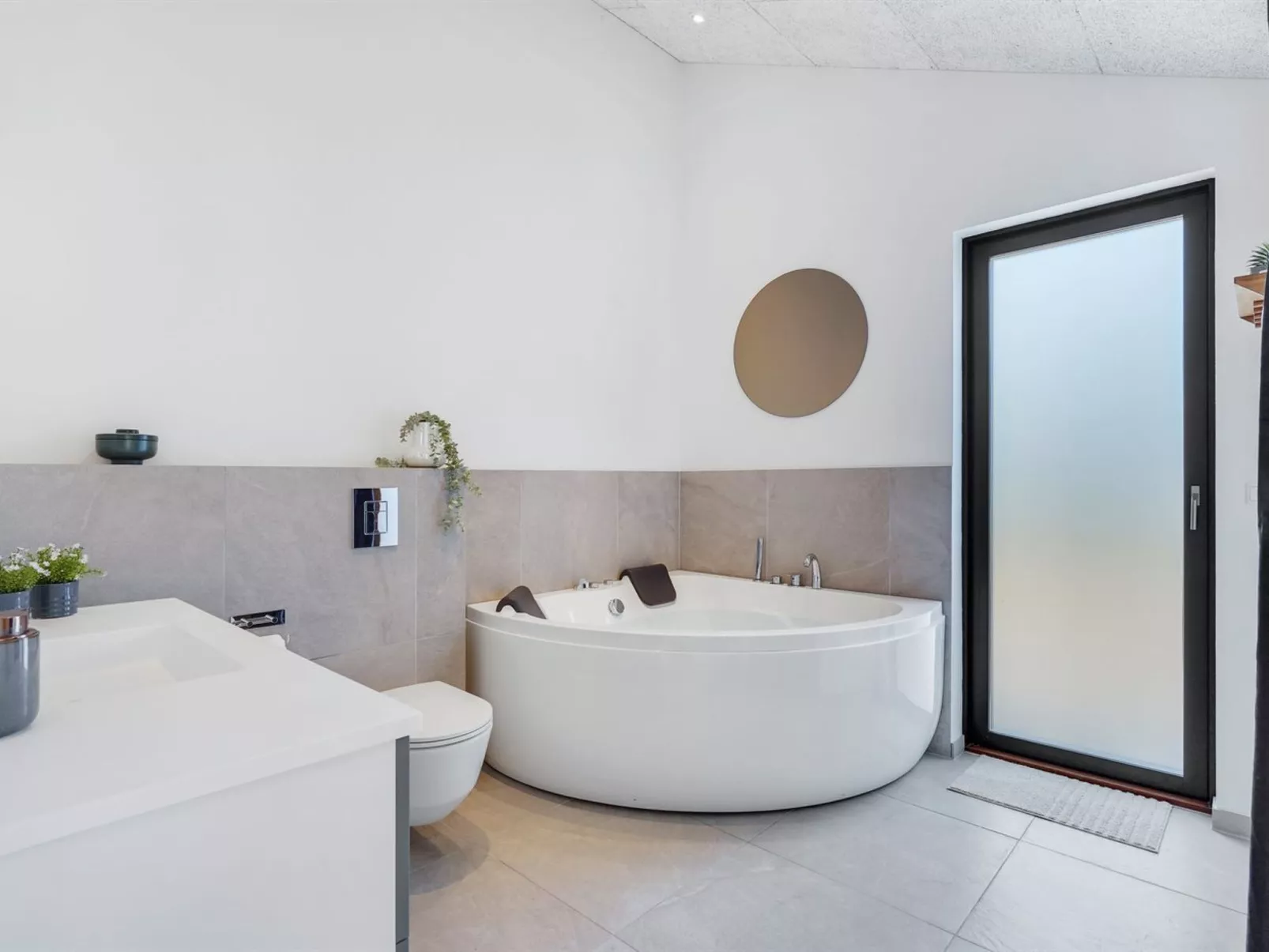 "Haley" - 150m from the sea-Binnen