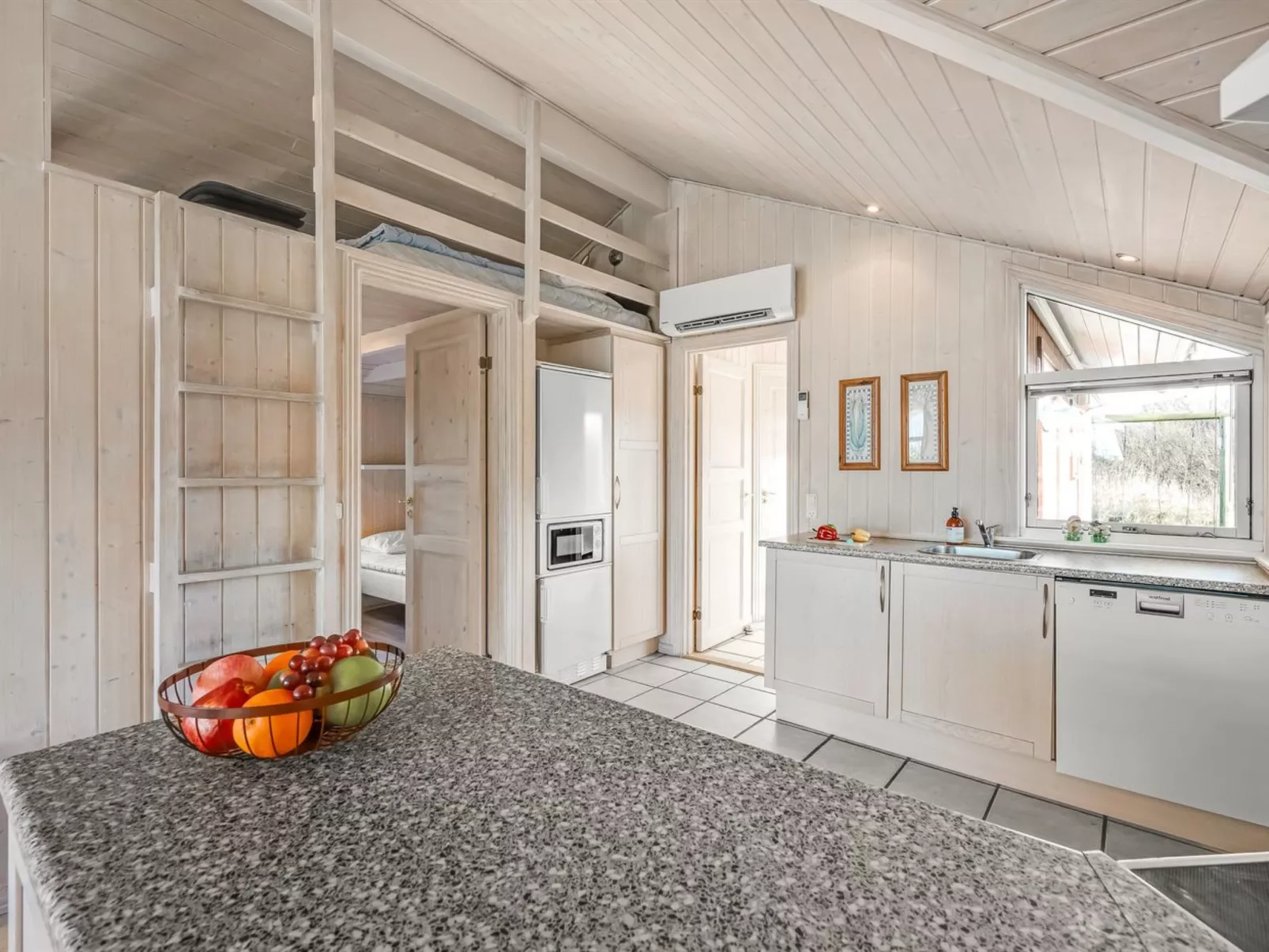 "Hermandine" - 700m from the sea-Binnen