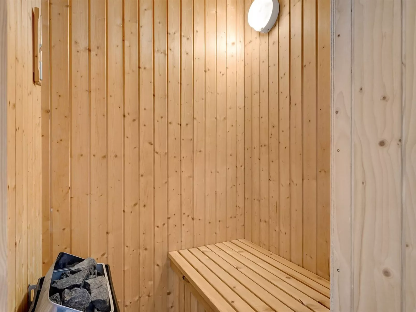 "Jarik" - 1.2km to the fjord-Binnen