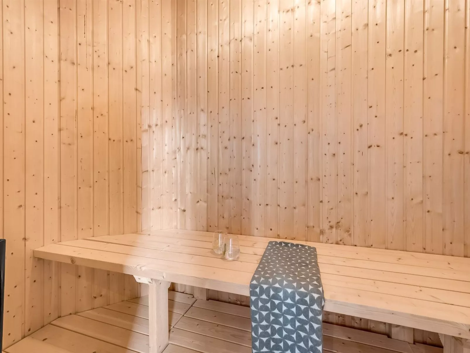 "Saara" - 700m to the fjord-Binnen