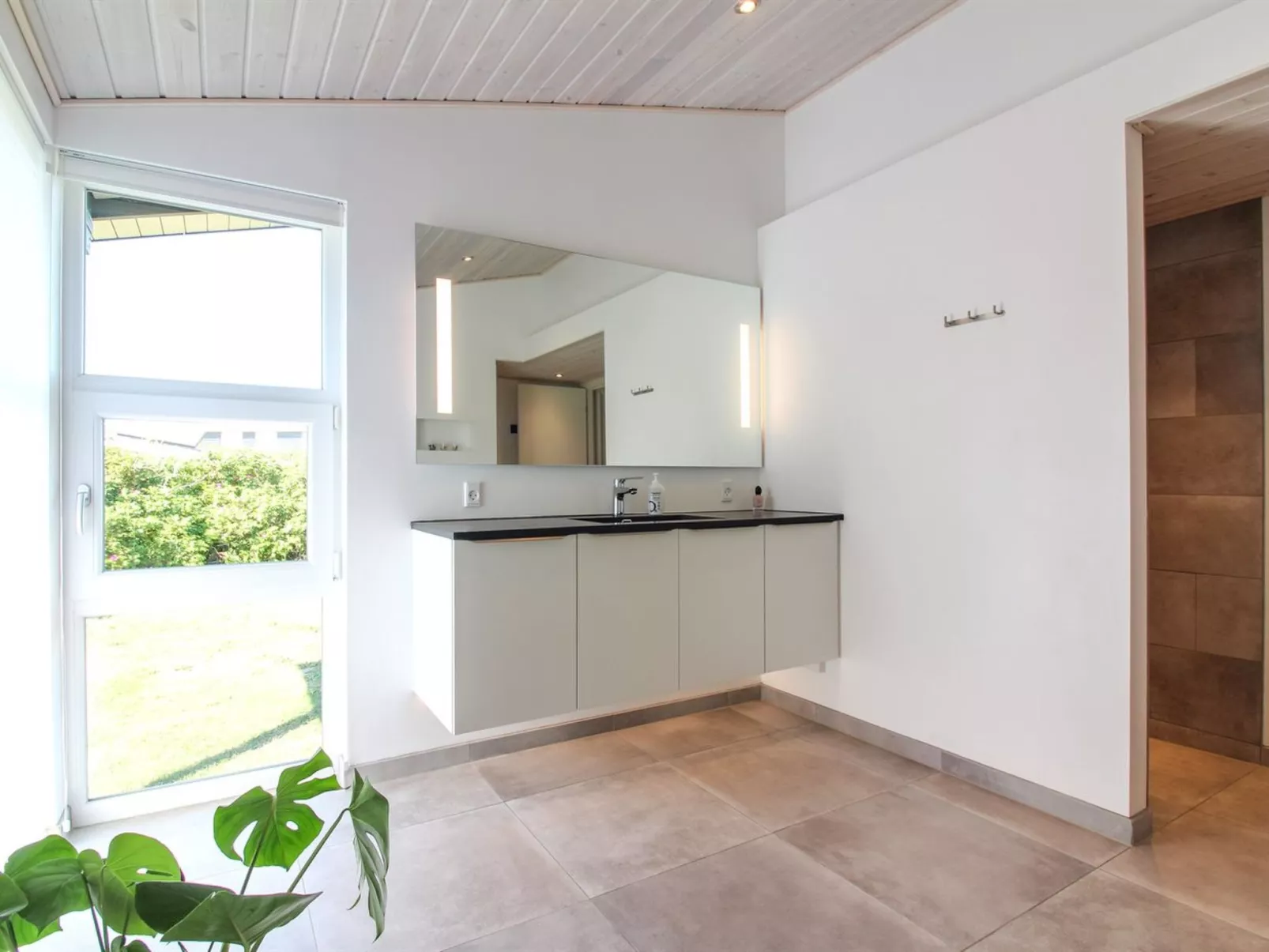 "Hroswitha" - 100m from the sea-Binnen