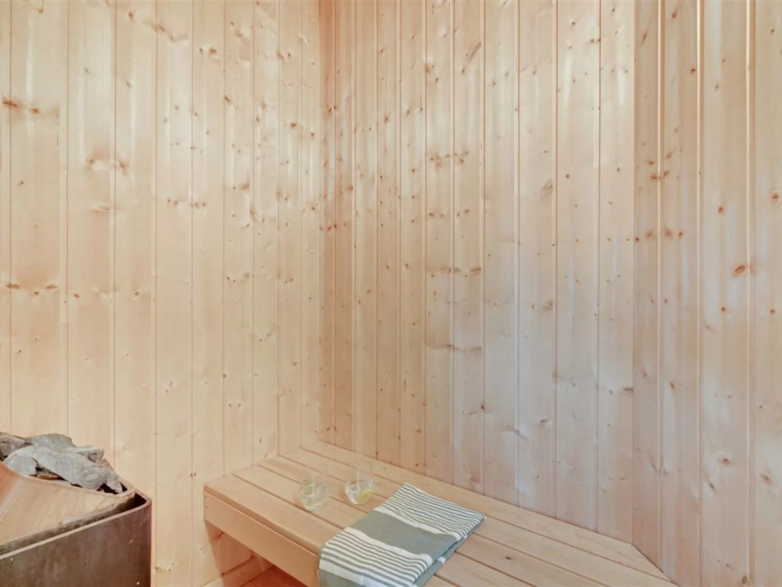 "Clarina" - 800m to the fjord-Binnen