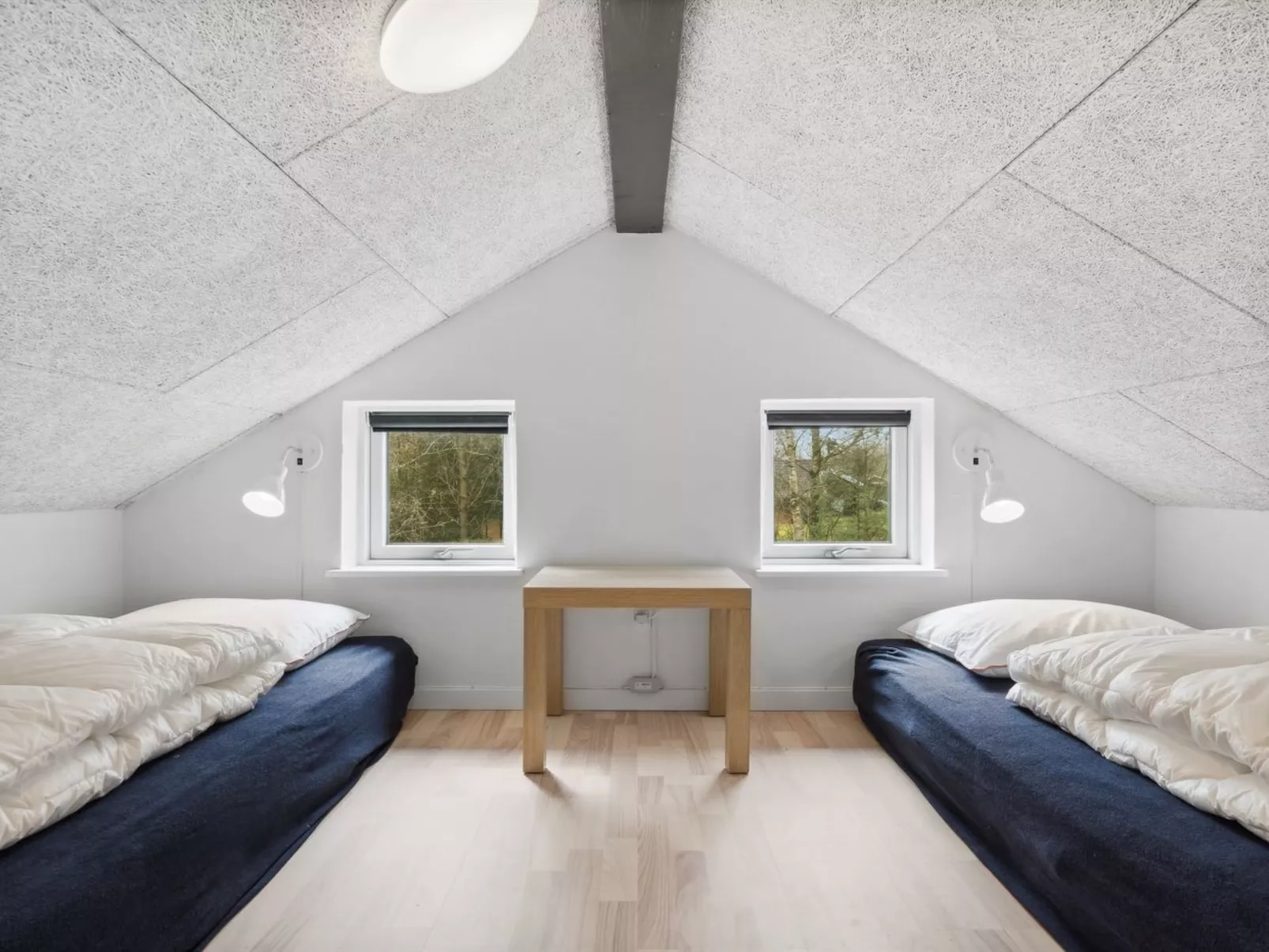 "Human" - 10.5km from the sea-Binnen