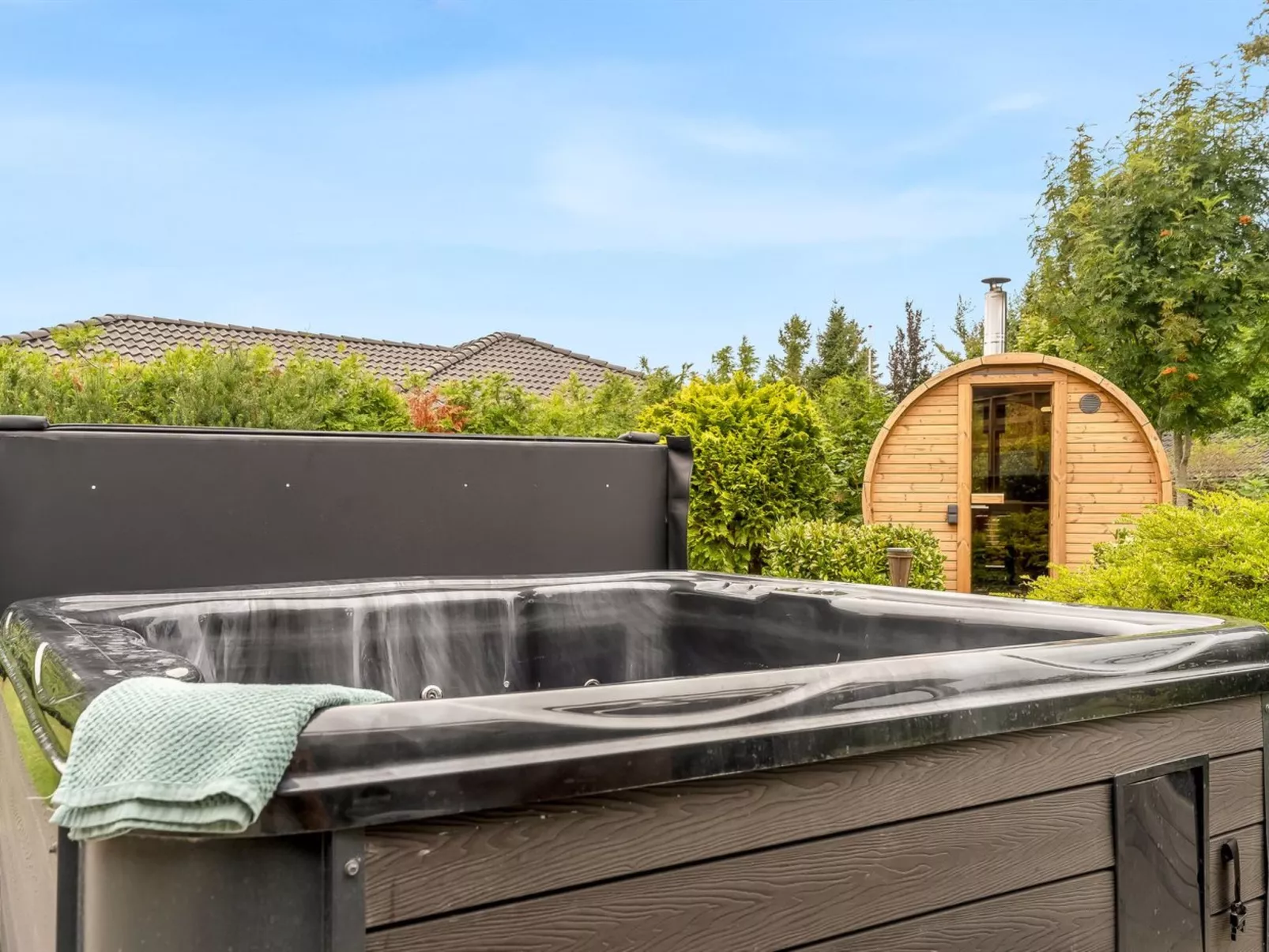 "Elaine" - 350m from the sea-Binnen