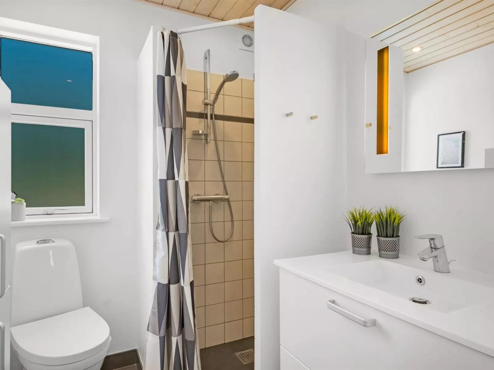 "Ahto" - 600m to the fjord-Binnen