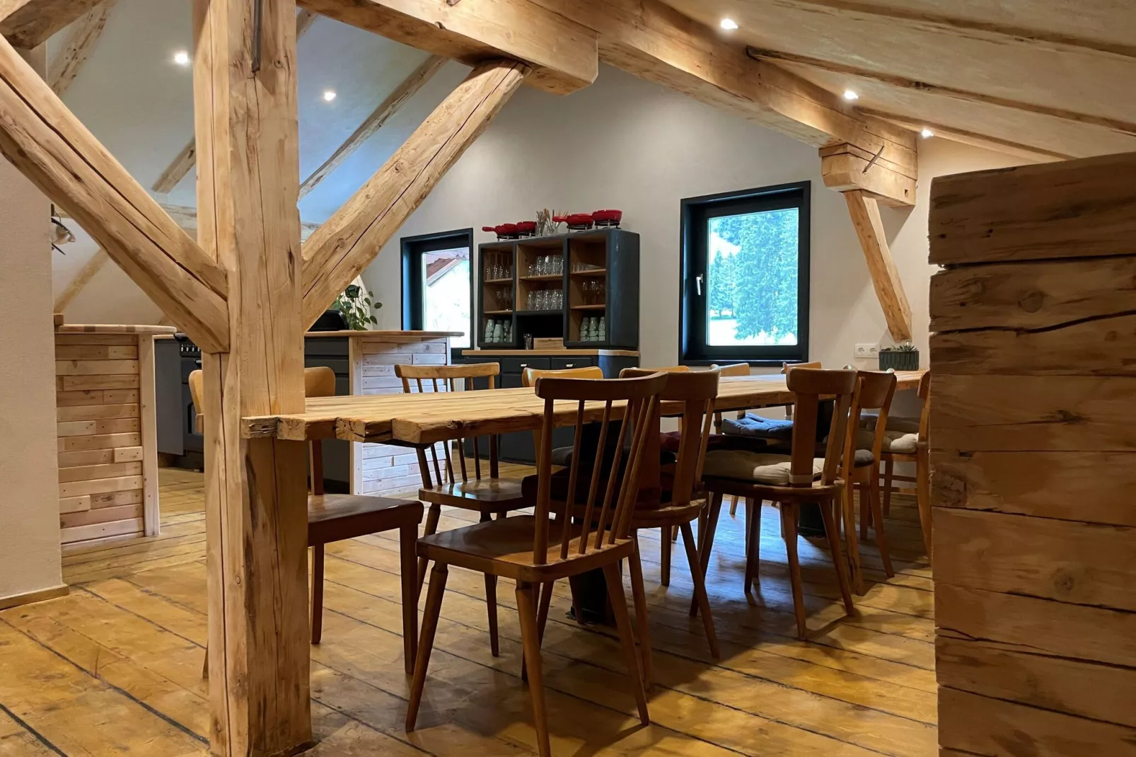 Backyard Mountain Hostel-Eetkamer