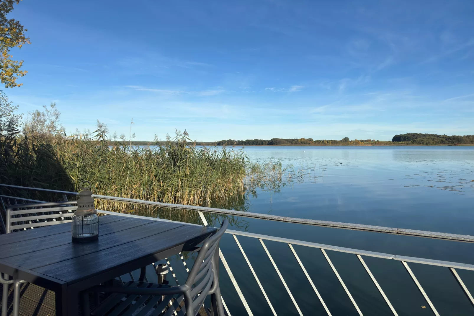 Bootshaus direkt am See mit eigenem Steg-Terrasbalkon
