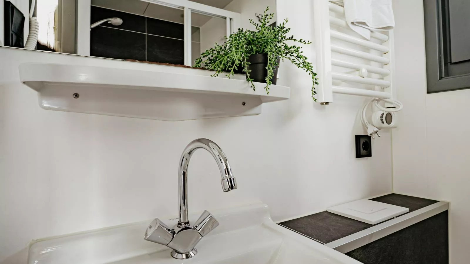 Tiny houseboat Uitgeest I-Badkamer