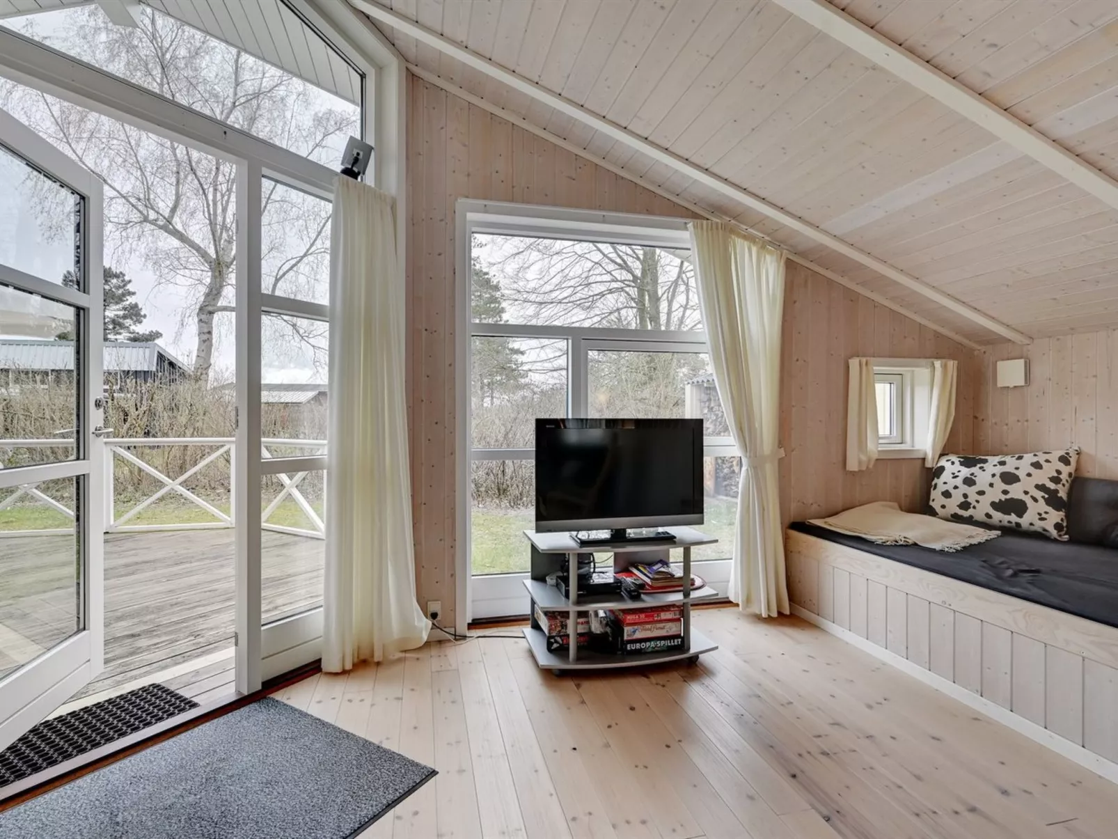 "Sitka" - 250m from the sea-Binnen