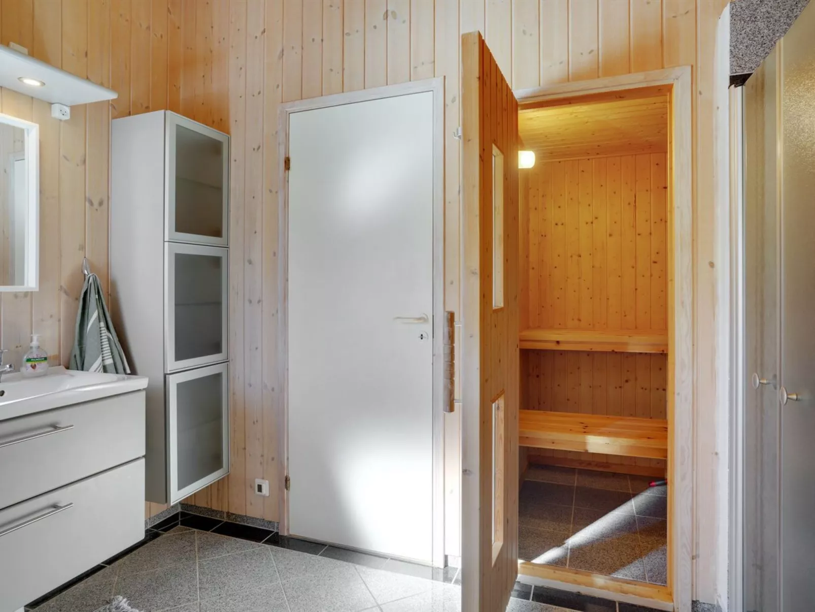 "Mika" - 1km from the sea-Binnen