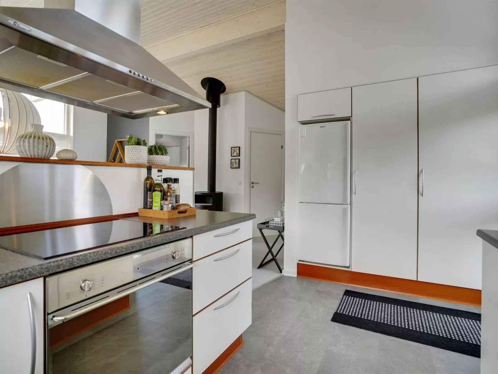 "Sjarlotte" - 100m from the sea-Binnen