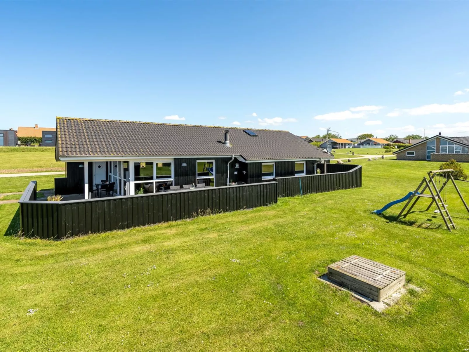 "Samuil" - 300m to the fjord-Buiten