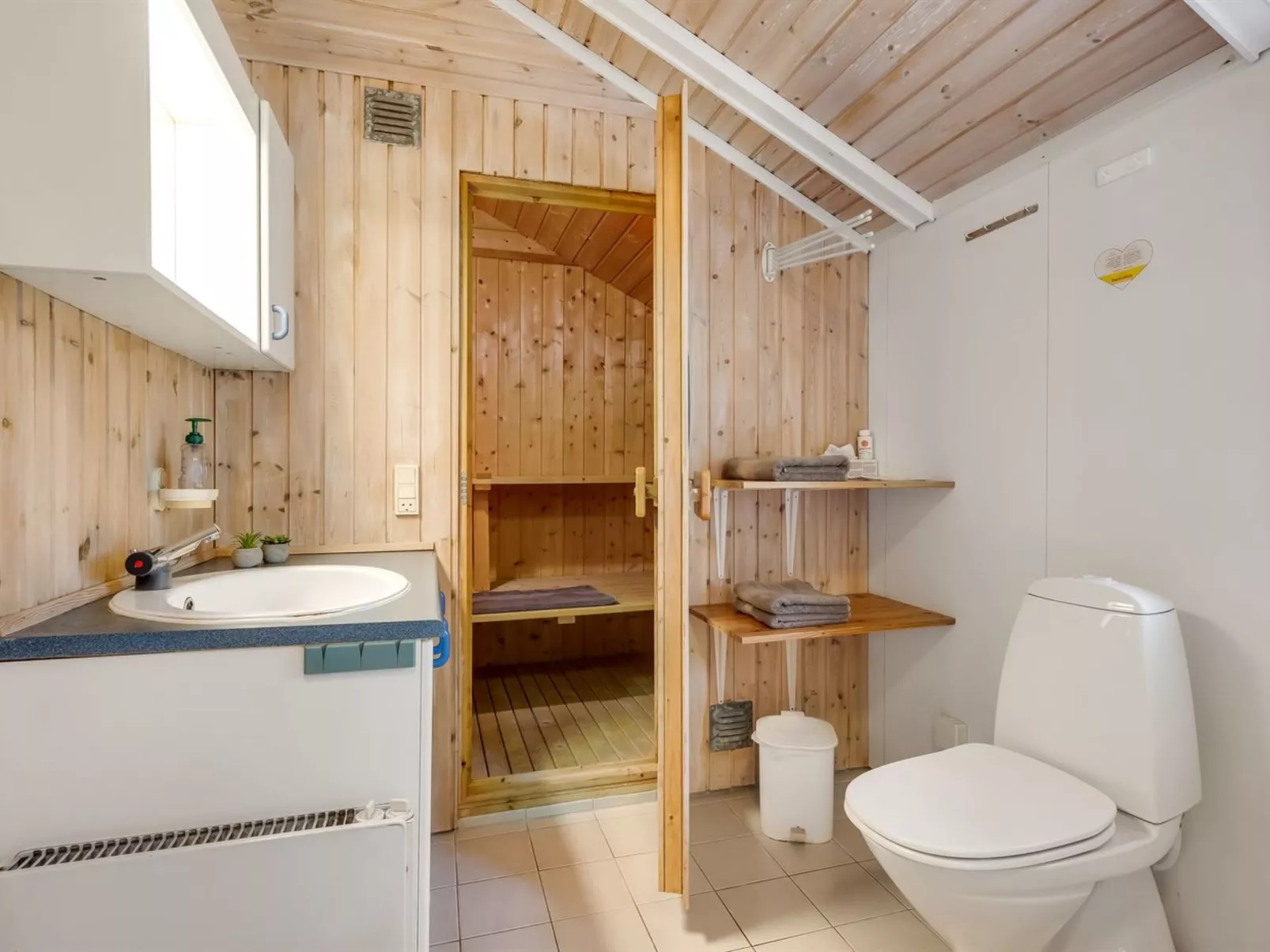 "Aamu" - 300m to the fjord-Binnen