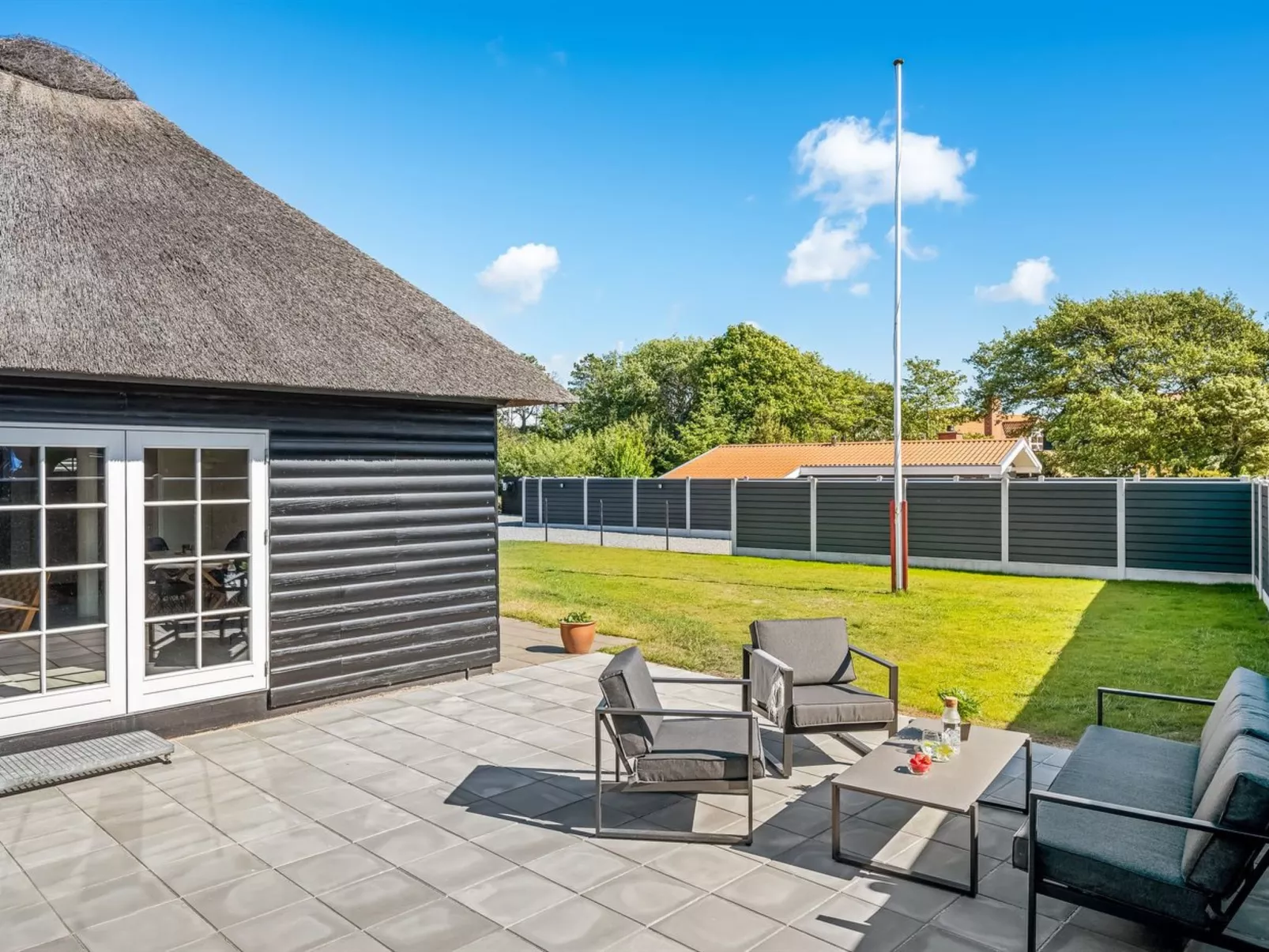 "Aila" - 1.4km from the sea-Buiten