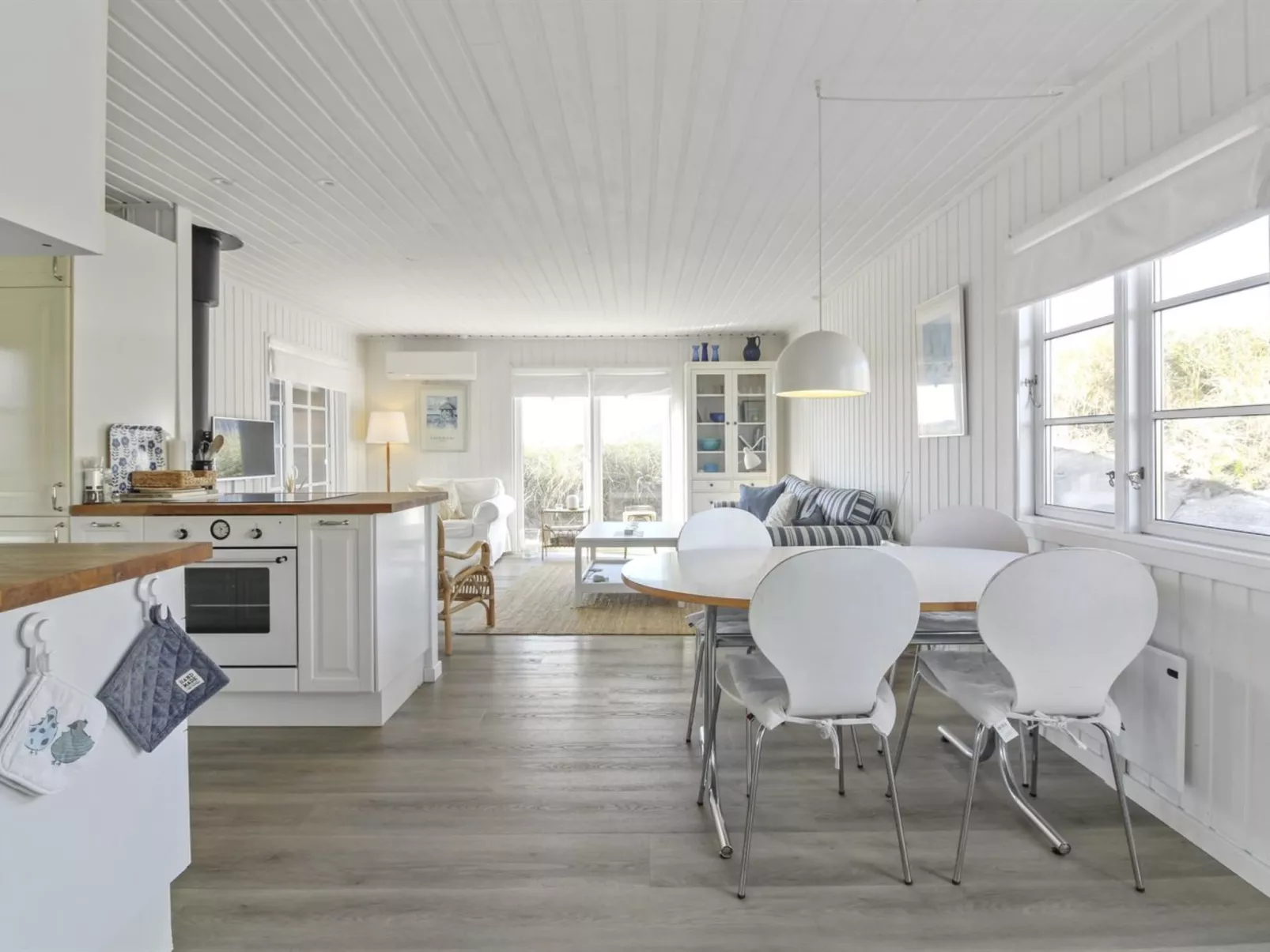 "Adelita" - 100m from the sea-Binnen