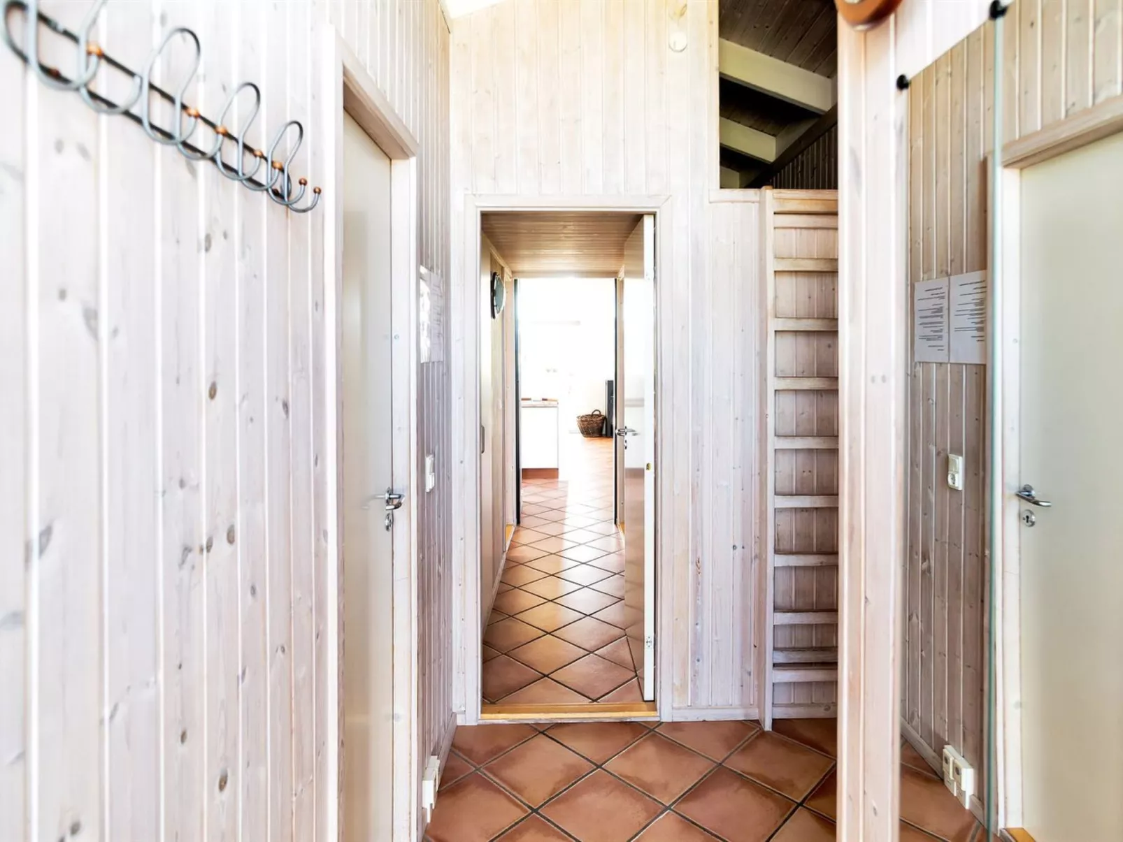 "Elvie" - 200m from the sea-Binnen