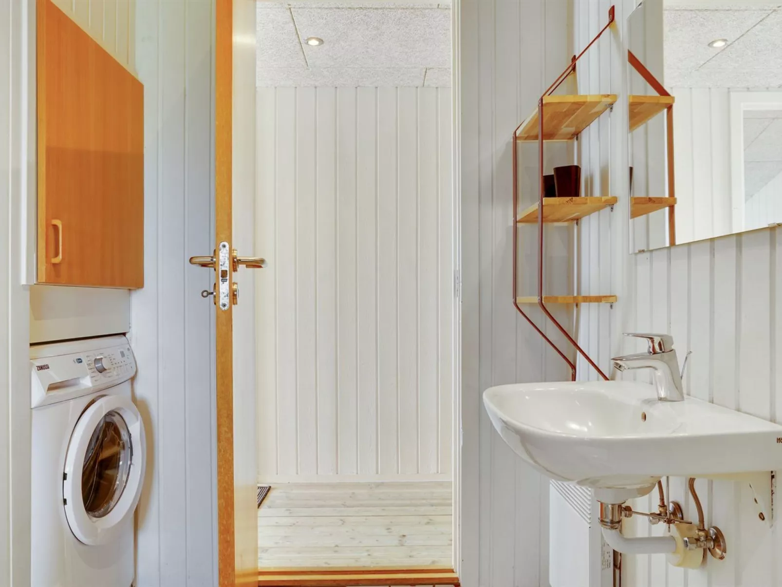 "Apolonia" -  from the sea-Binnen