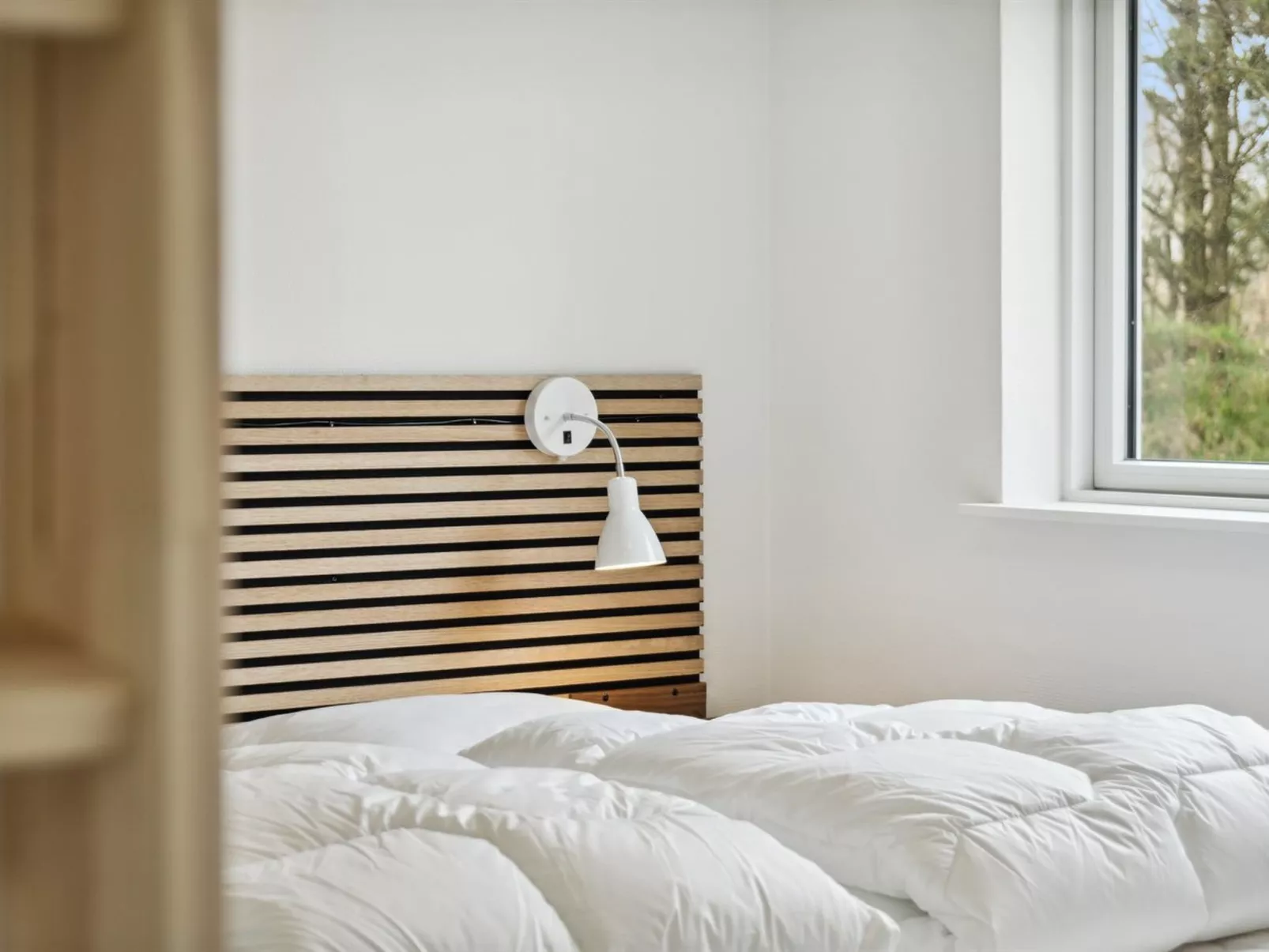 "Human" - 10.5km from the sea-Binnen