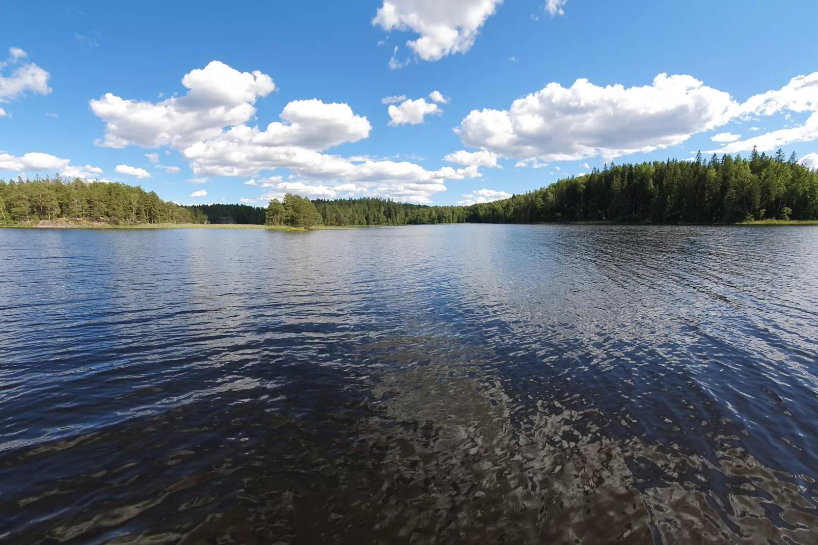 Huisje met hottub in Rejmyre-Waterzicht