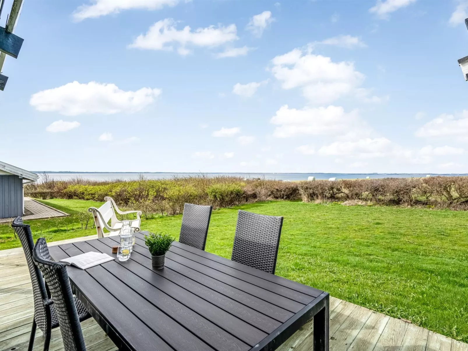 "Kirsa" - 200m to the fjord-Buiten