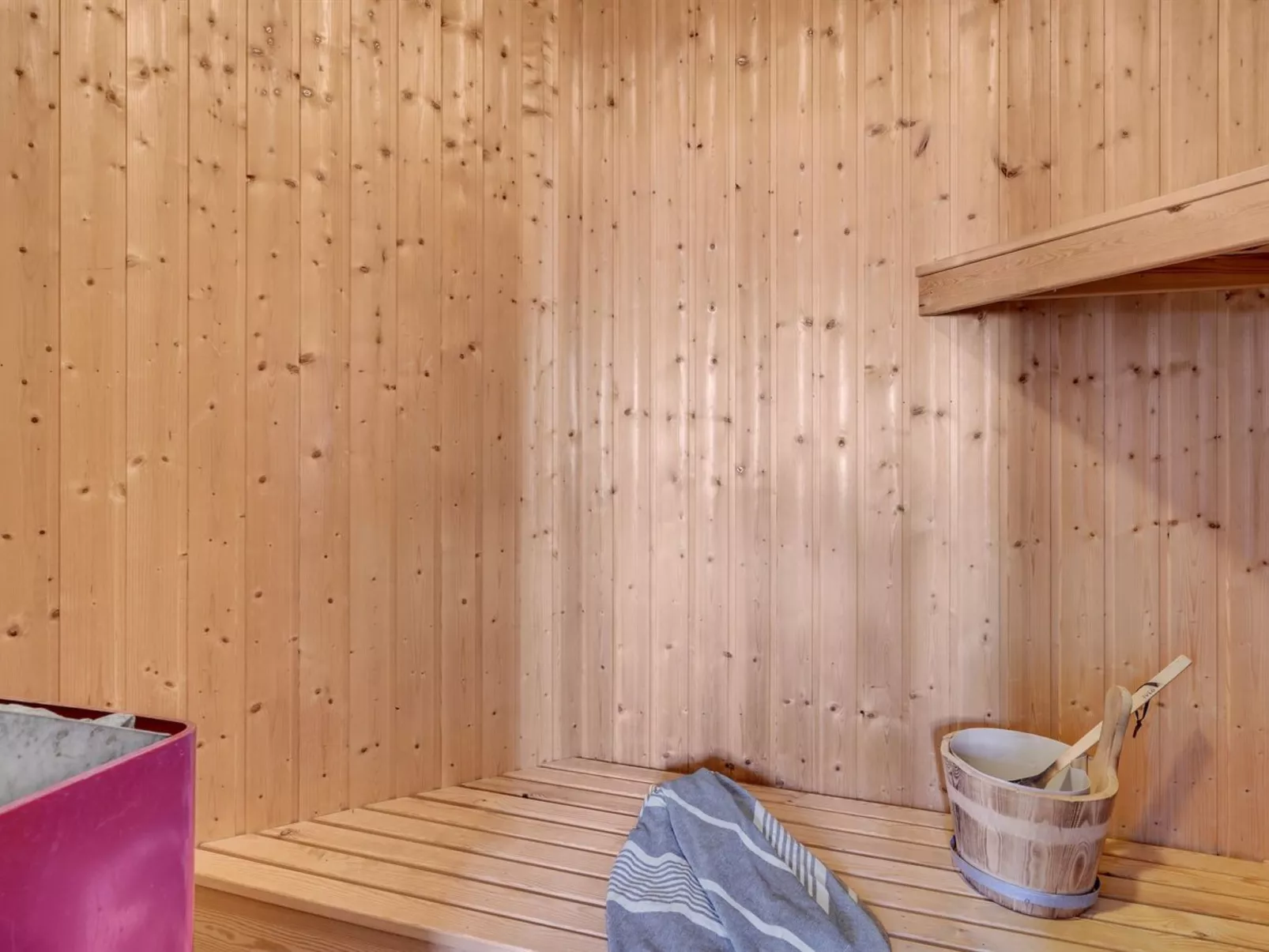 "Oneida" - 800m from the sea-Binnen