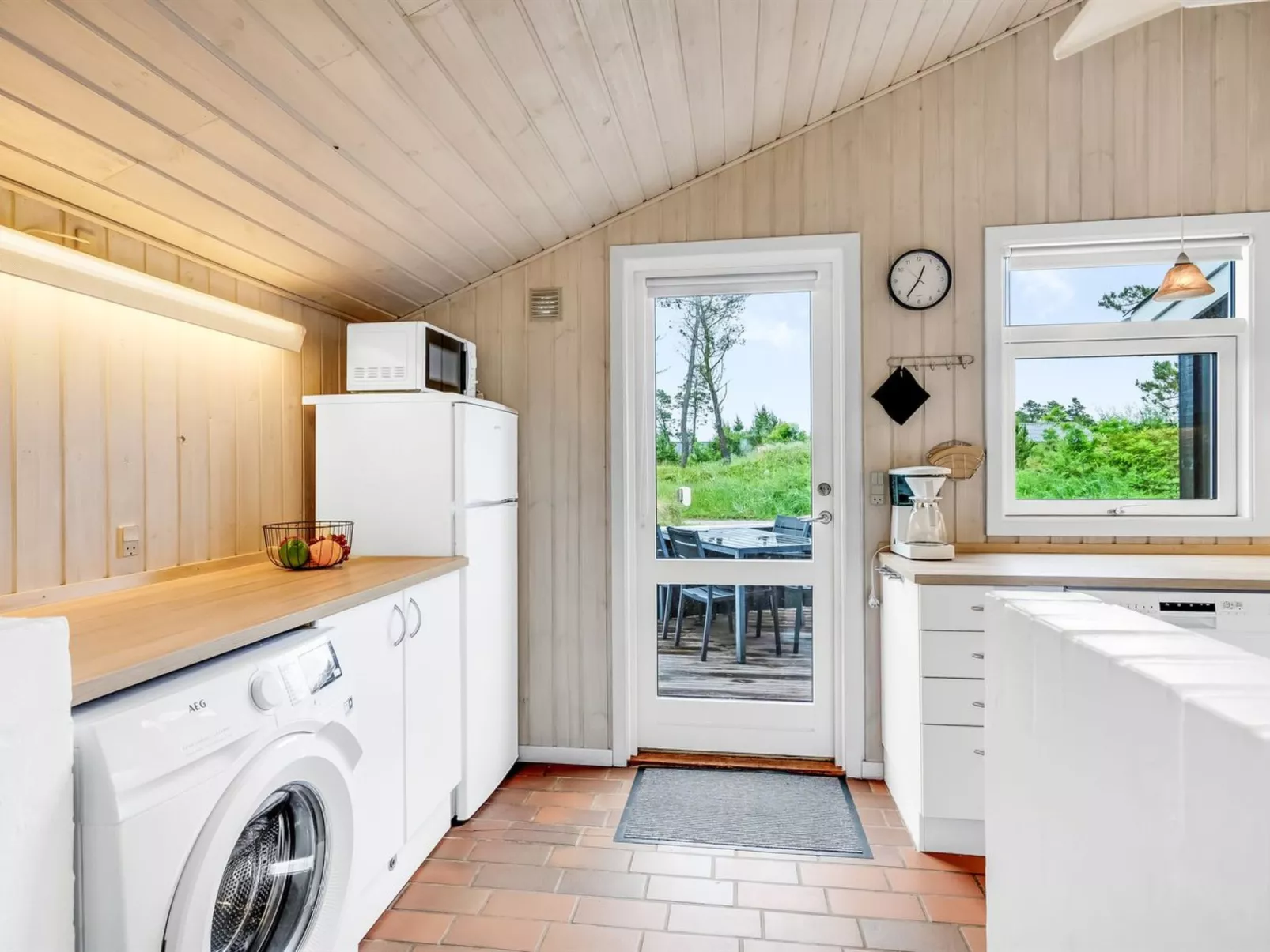 "Adrienne" - 240m from the sea-Binnen