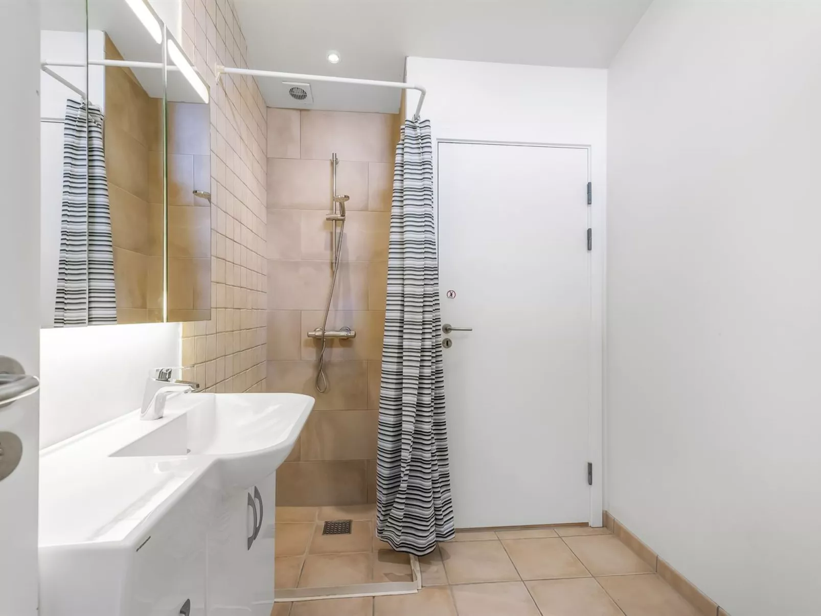 "Henkil" - 175m from the sea-Binnen