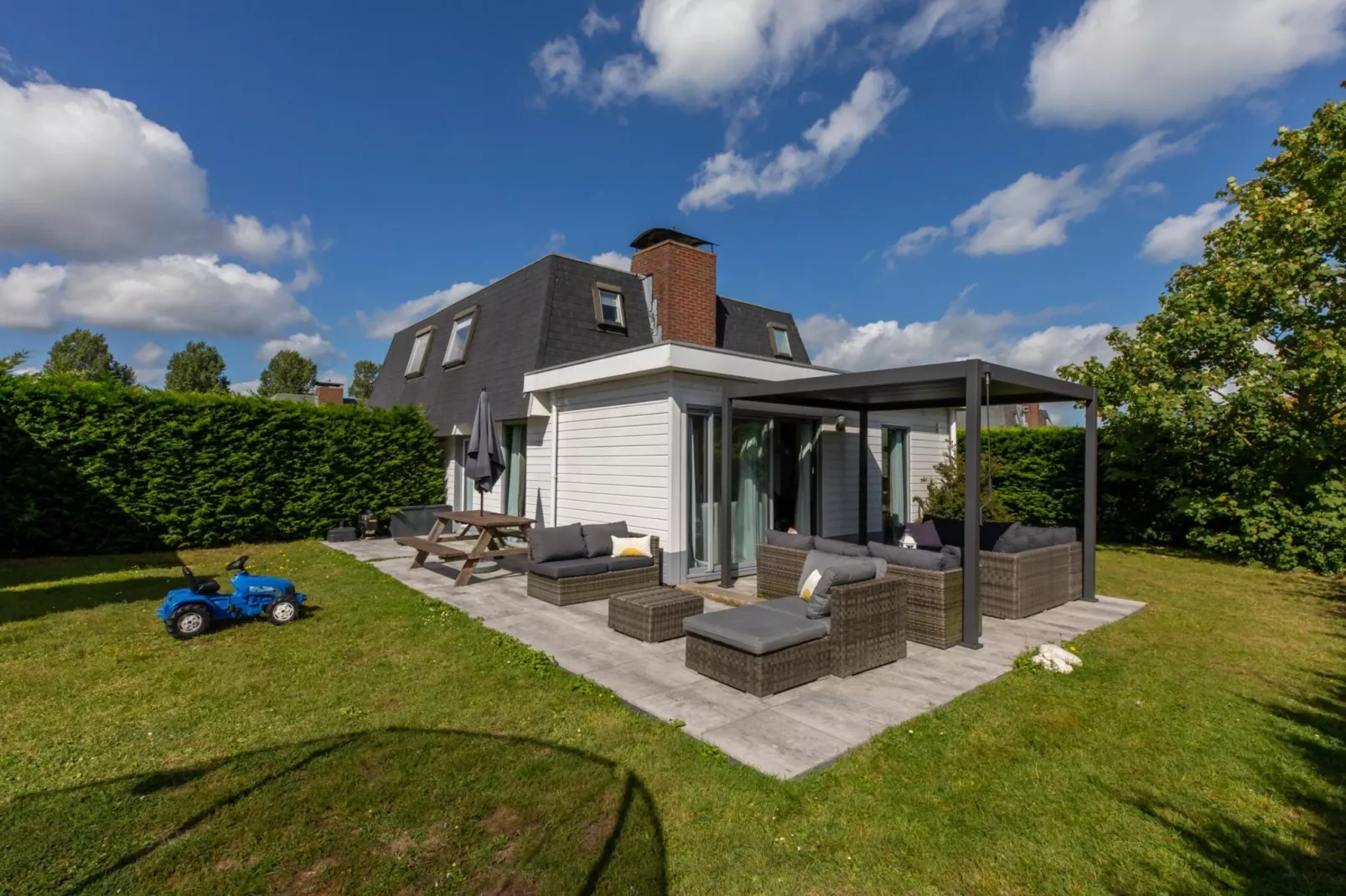 Strandhuis Schoneveld-Tuinen zomer