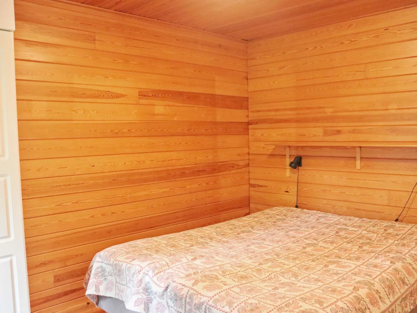 Hyryn herra mökki-Binnen