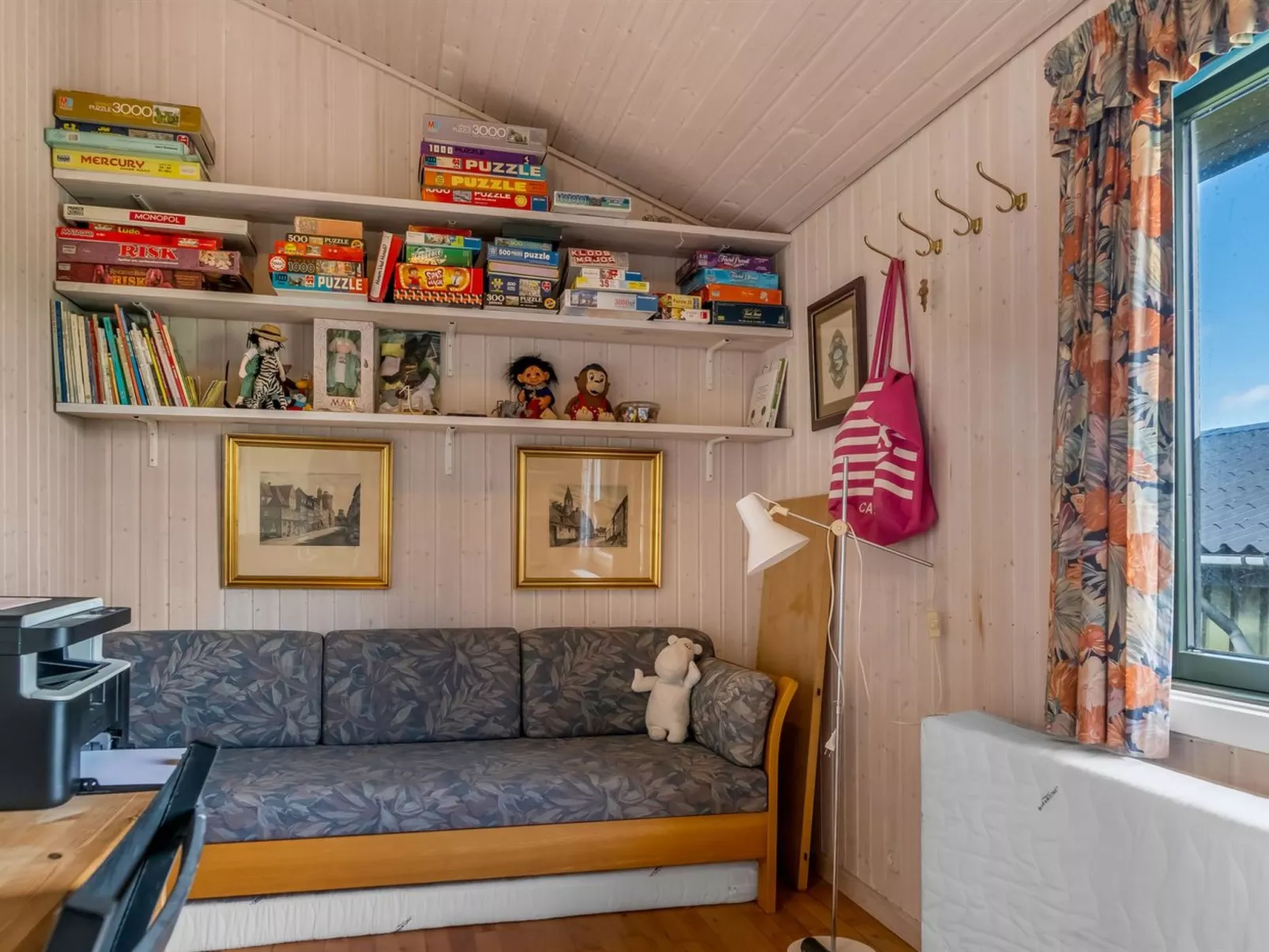 "Myrna" - 250m from the sea-Binnen