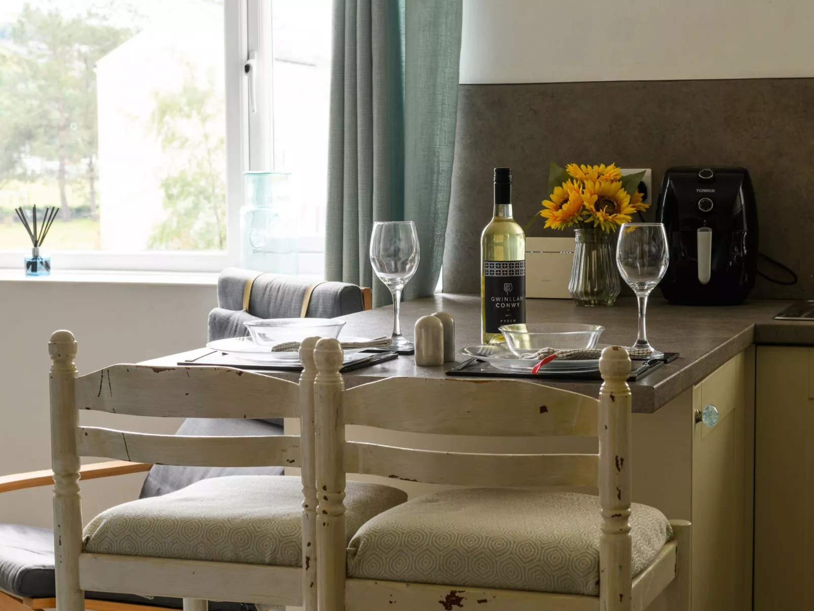 Golygfa o'r Castell - Castle Views-Binnen